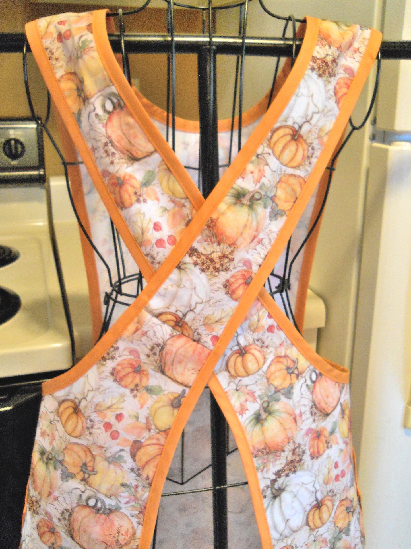Old Fashioned Women's Crossover Apron with Pumpkins in Medium