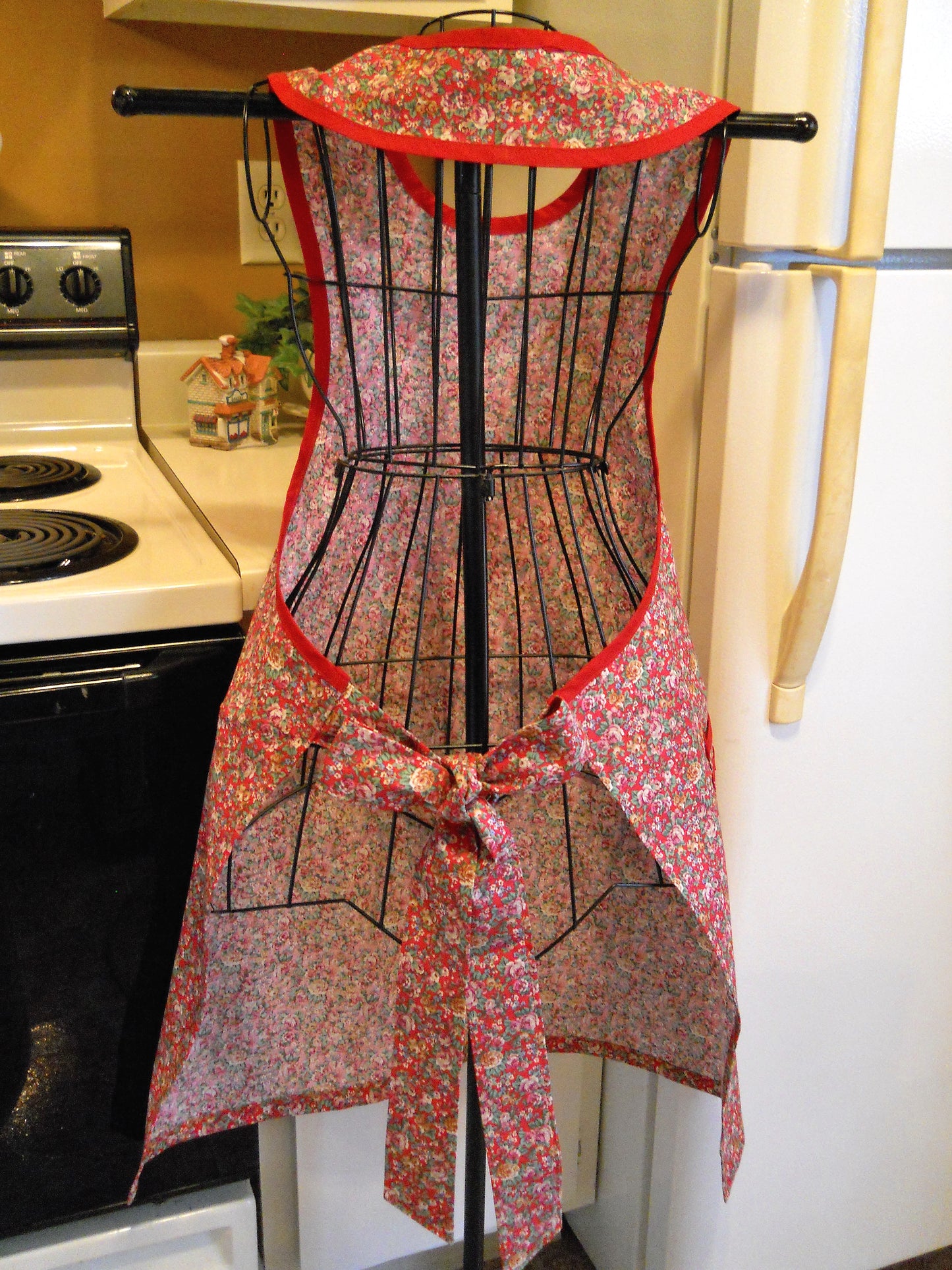 Old Fashioned Grandma Red and Green Calico Floral Full Apron in Large