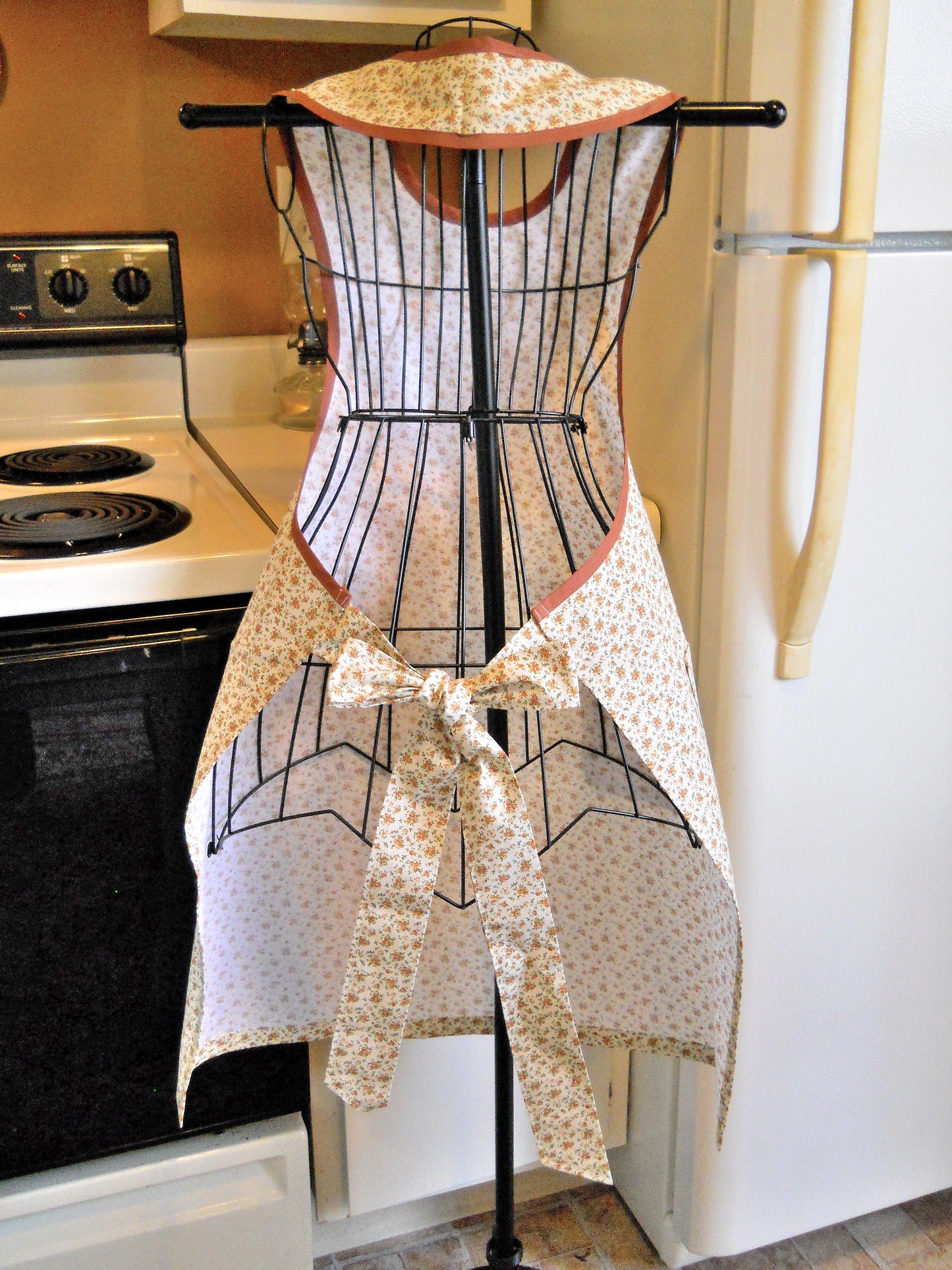 Grandma Style Old Fashioned Full Apron in a Warm Brown Floral in XL