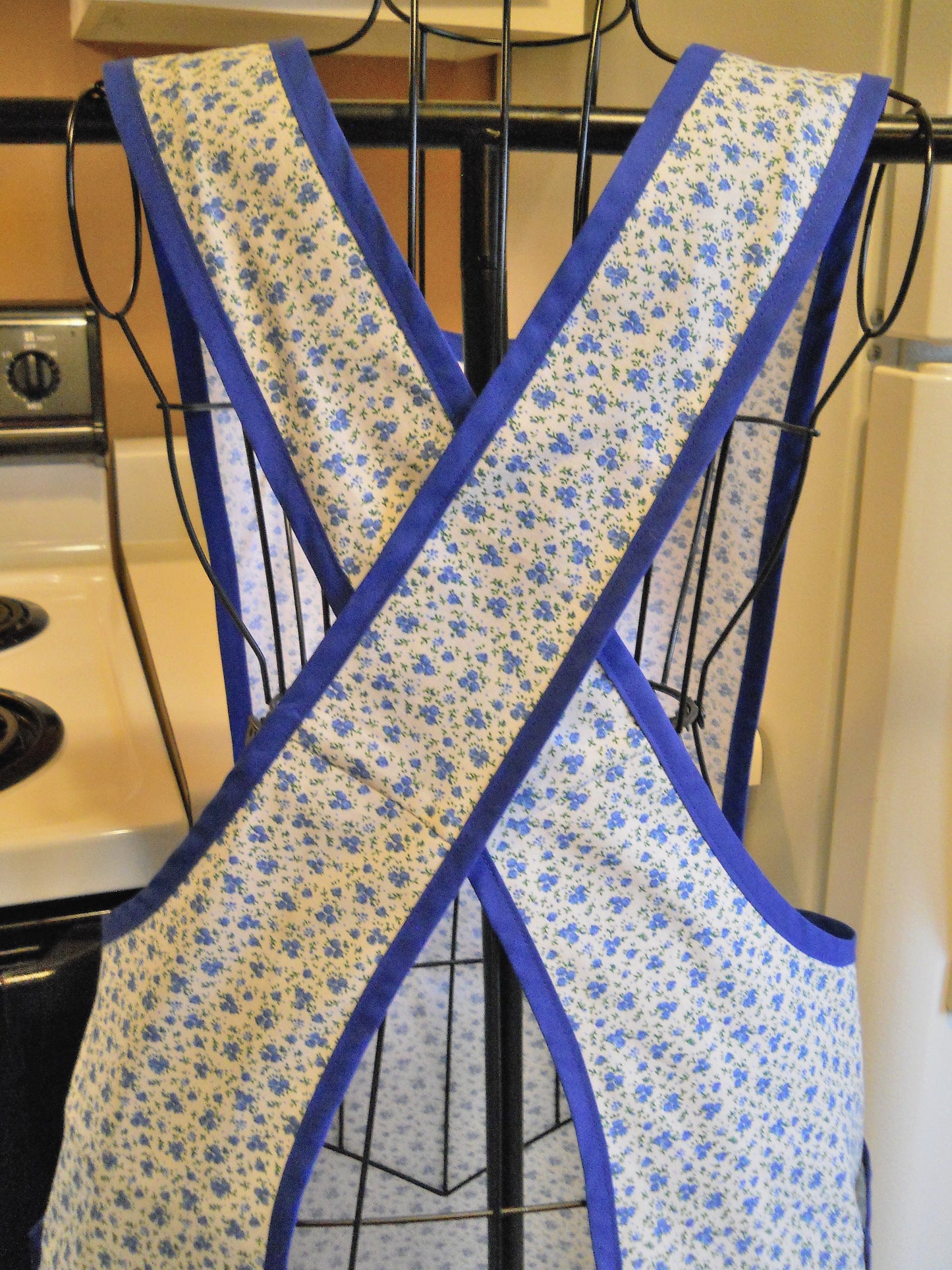 Women's Crossover No Tie Old Fashioned Apron with Little Blue Flowers size XL