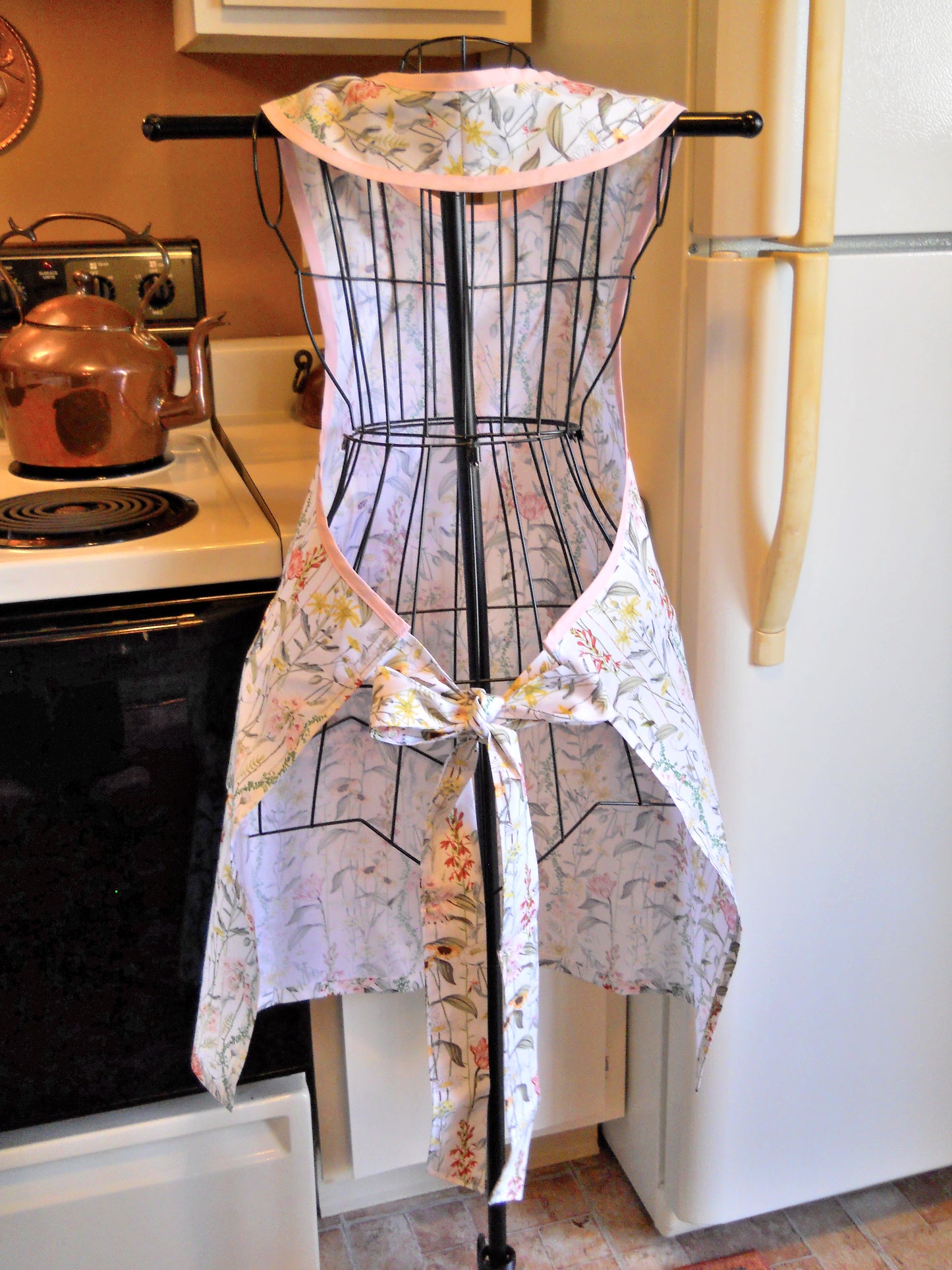 Old Fashioned Grandma Style Full Apron with Vintage Flowers in size XL