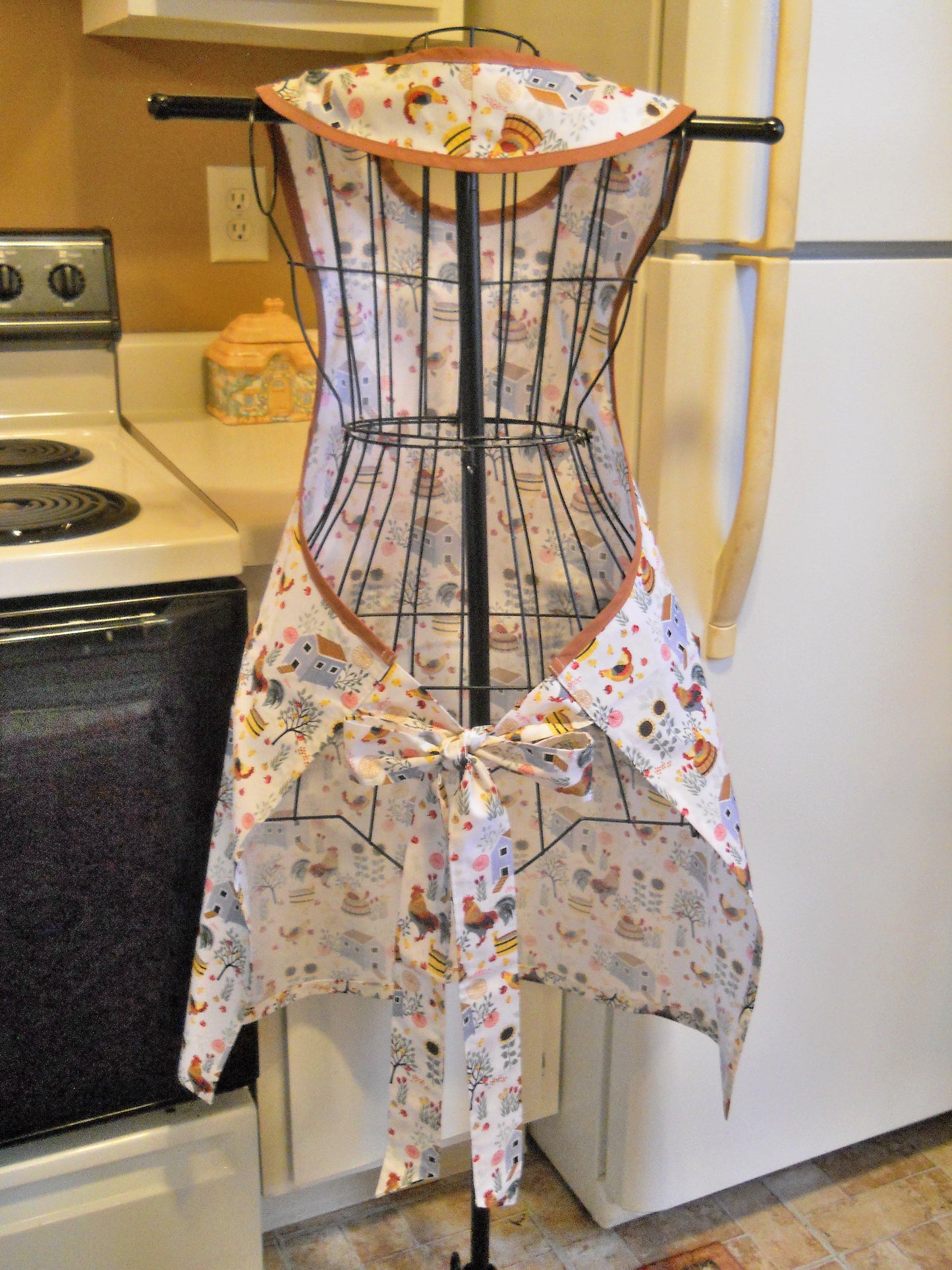 Grandma Old Fashioned Style Apron with Chickens and Roosters size Large