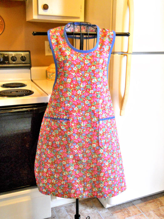 Grandma Old Fashioned Handmade Apron in Red Floral size XL