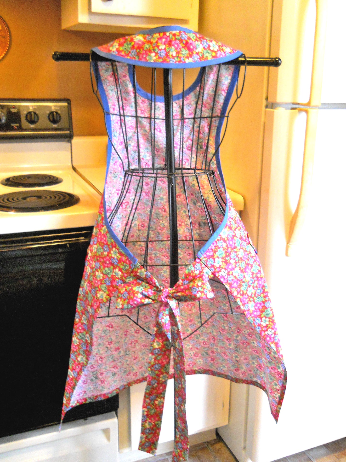 Grandma Old Fashioned Handmade Apron in Red Floral size XL