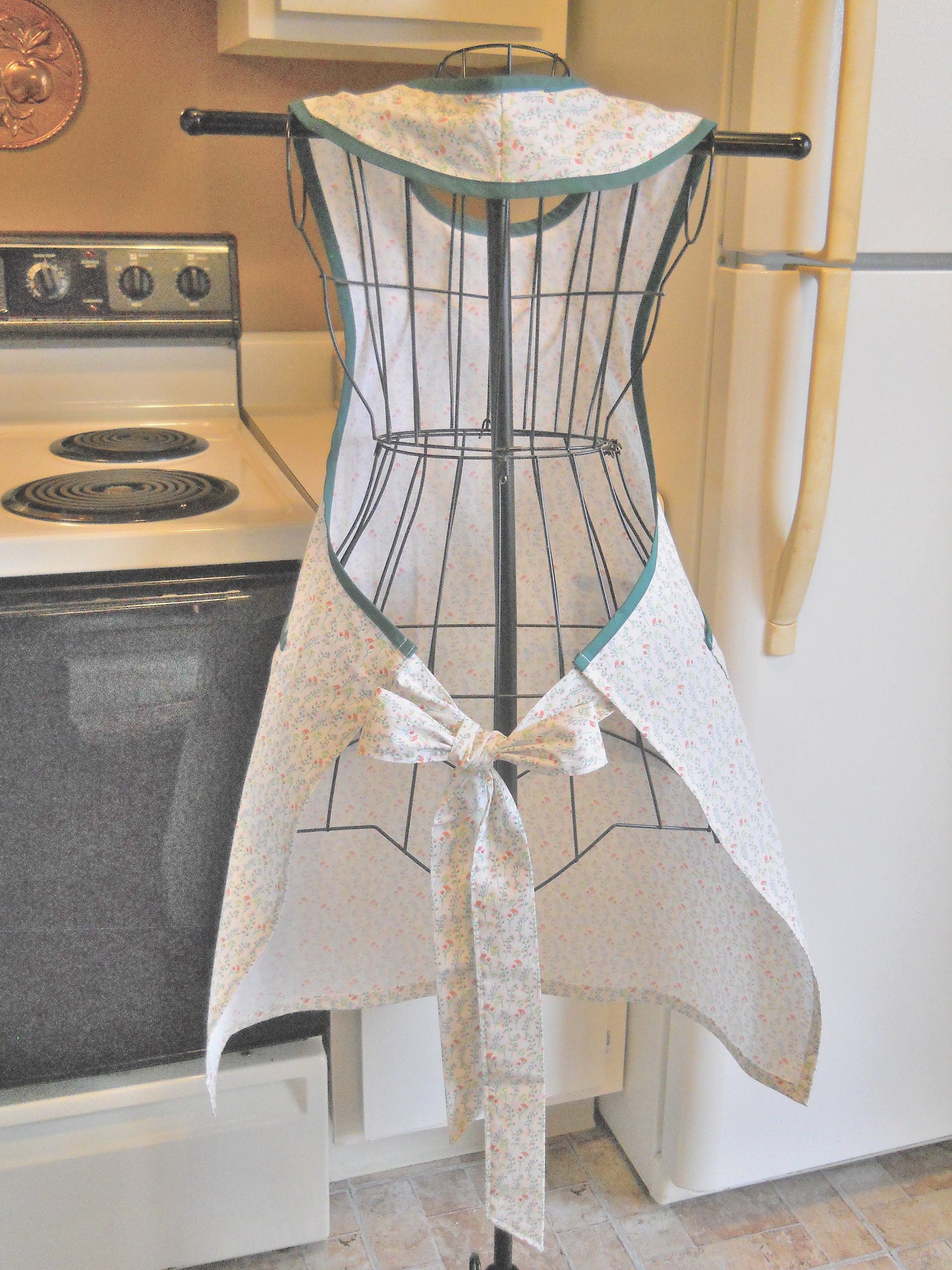 Women's Old Fashioned Full Apron in Ivory and Green size Medium