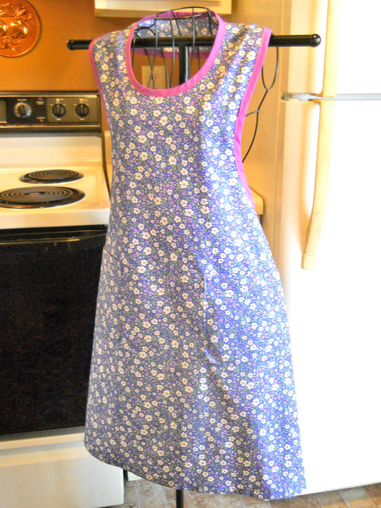 Grandma Style Old Fashioned Full Apron in Blue Floral size Medium