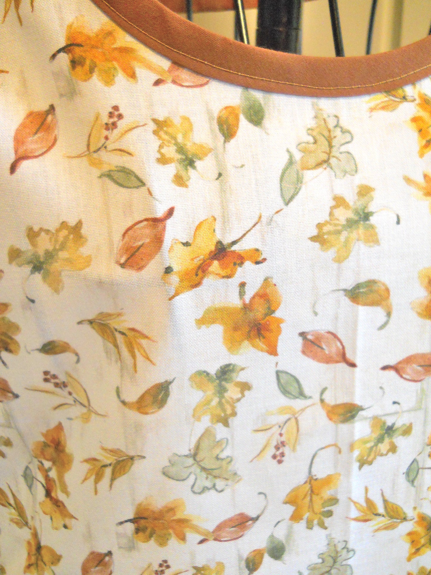 Old Fashioned Crossover No Tie Apron with Leaves in Medium