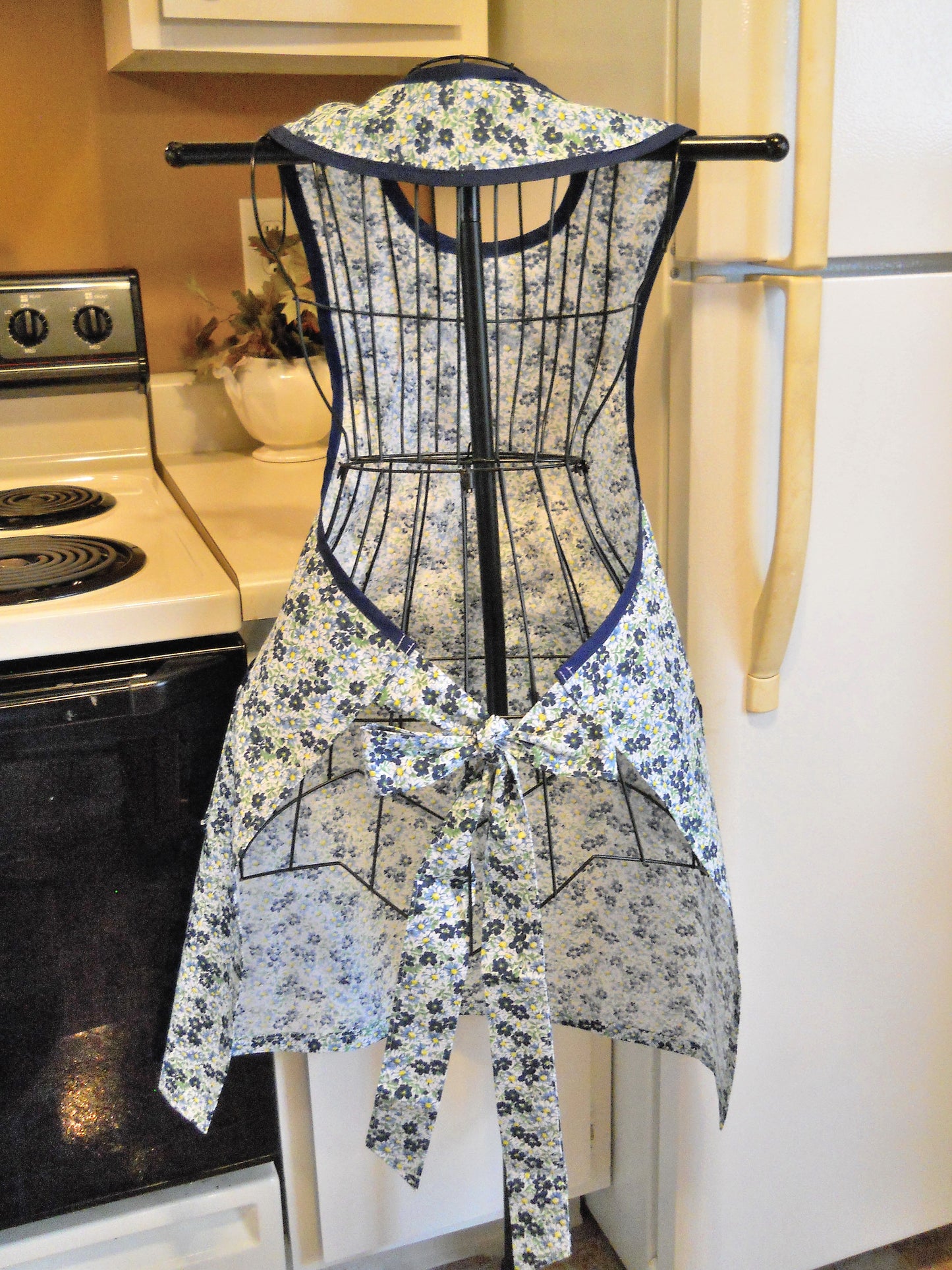 Old Fashioned Grandma Style Apron in Navy Blue Floral size XL