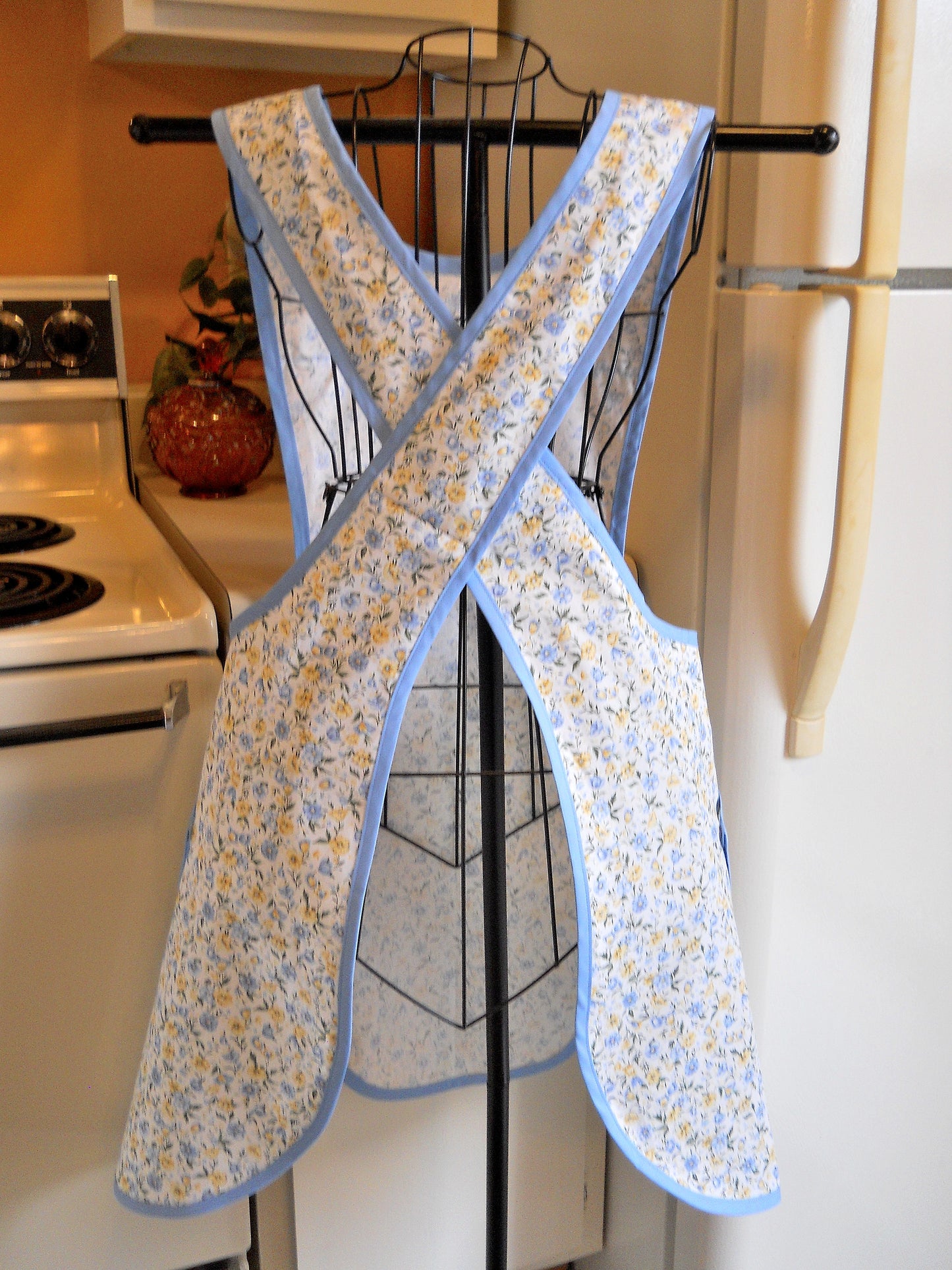 Old Fashioned Vintage Style Crossover No Tie Apron in Blue and Yellow Floral in XL