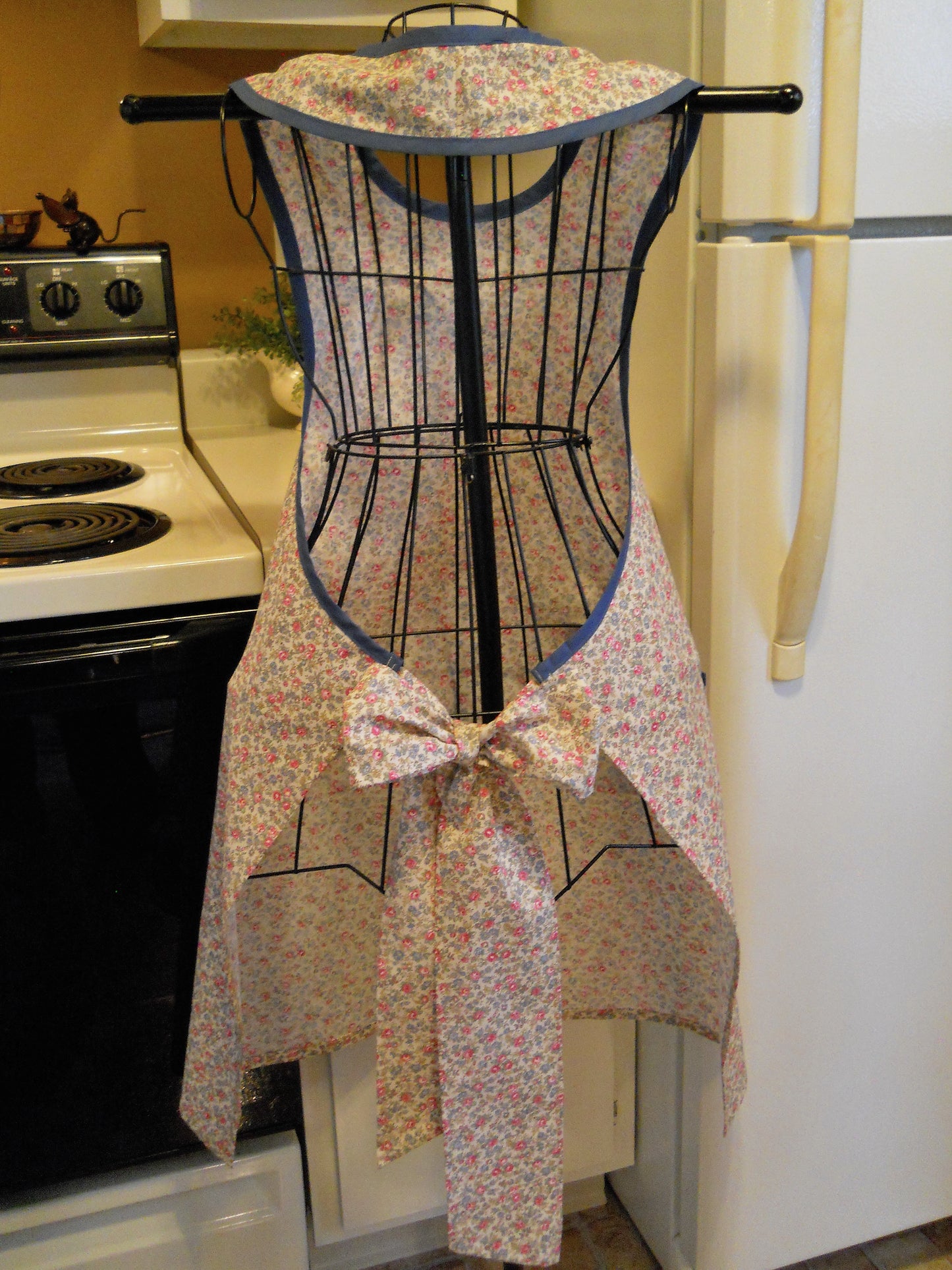 Grandma Old Fashioned Full Apron in Warm Tan Floral size XL