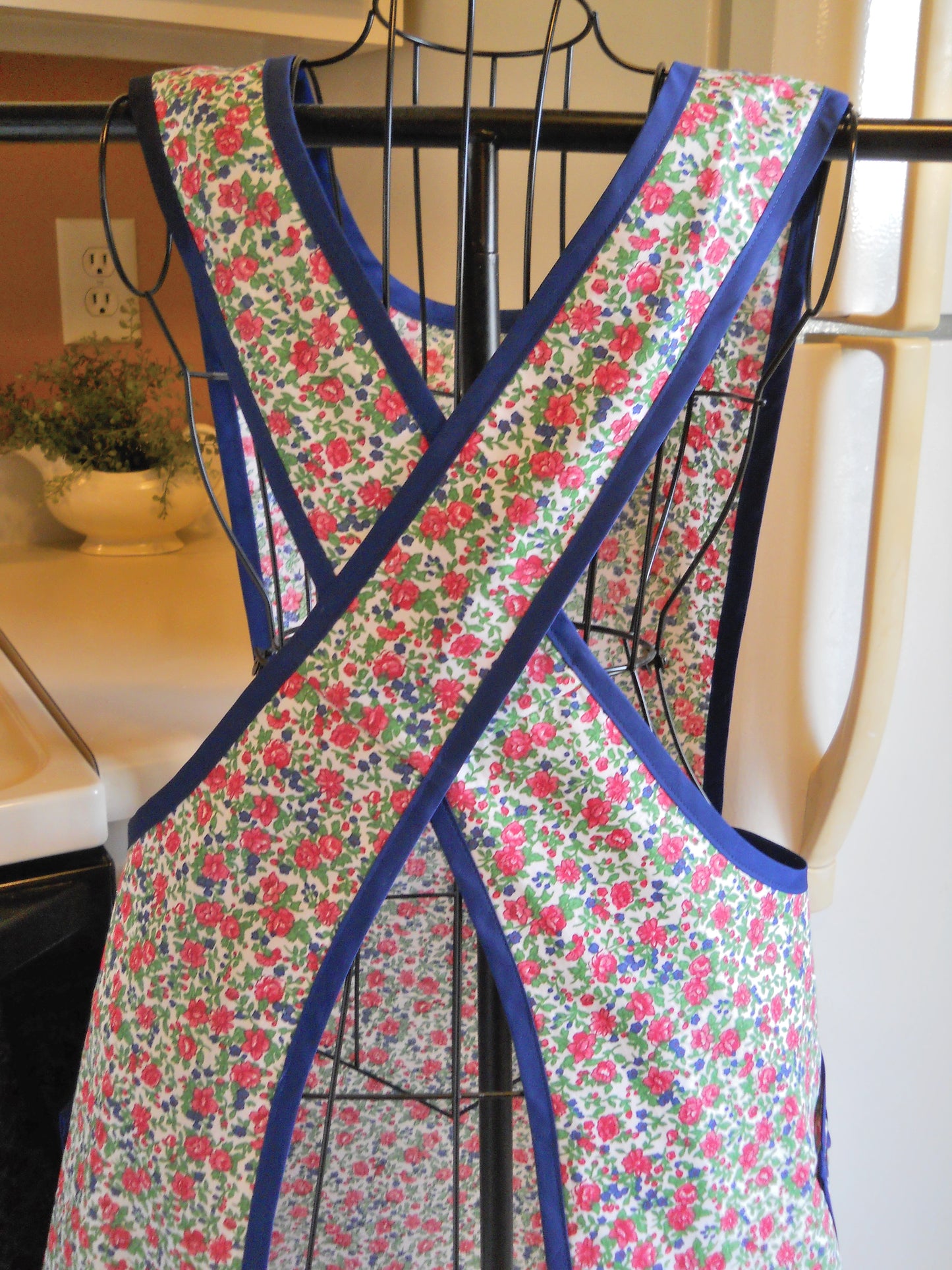 Old Fashioned Grandma Style Crossover No Tie Apron in Navy and Pink Floral Size Medium