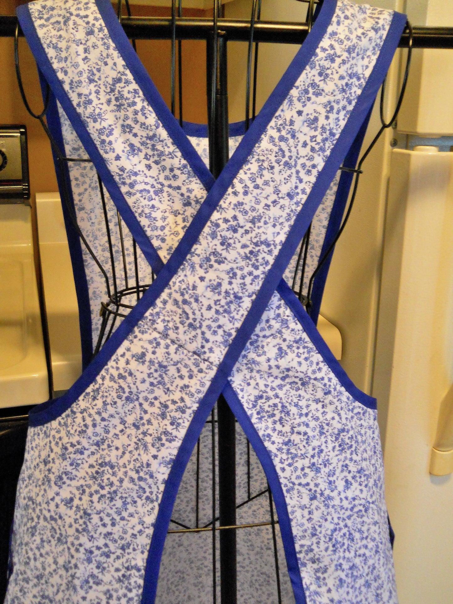 Old Fashioned Vintage Style Crossover No Tie Apron in Blue Floral in XL