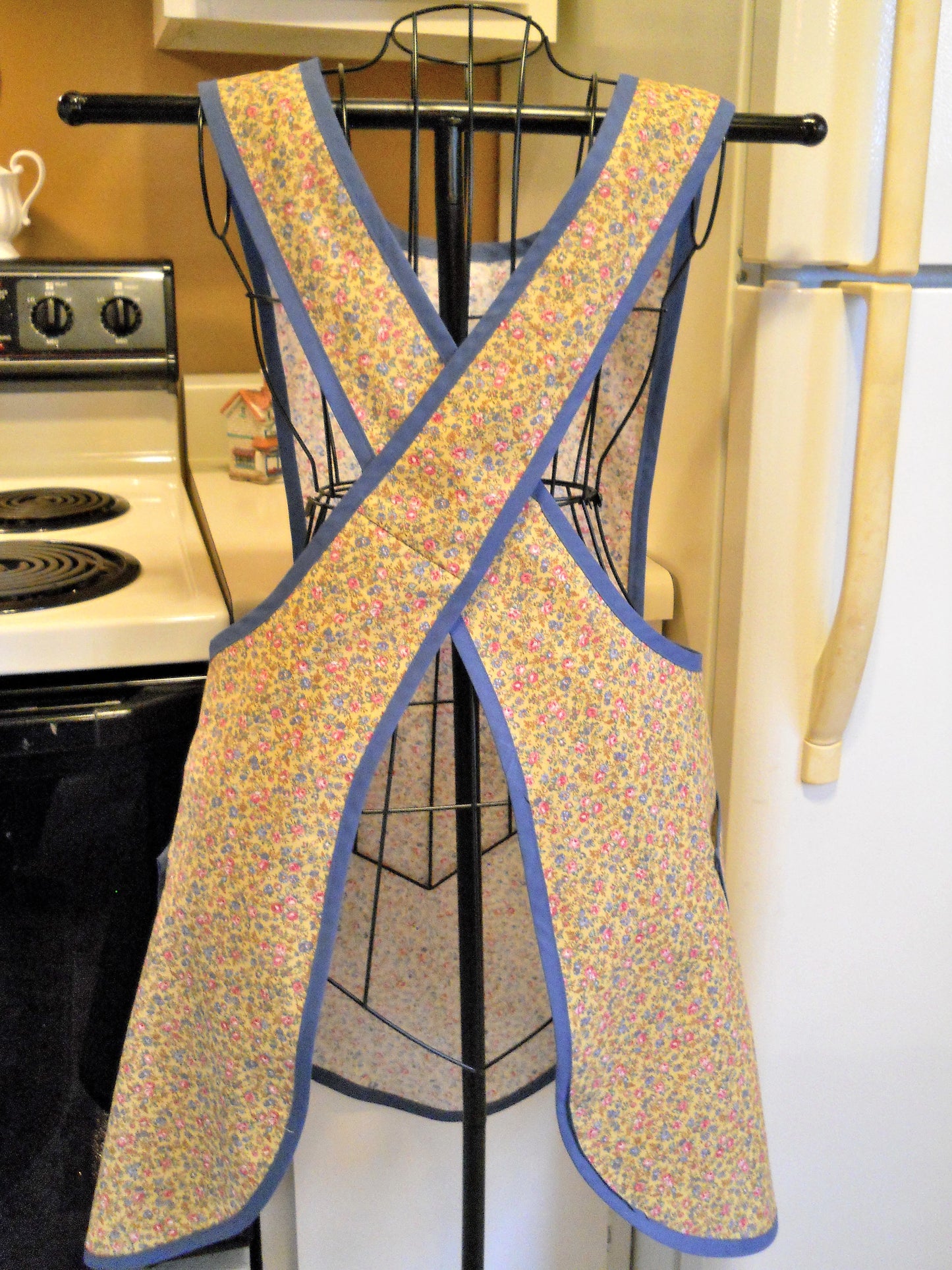 Vintage Style No Tie Crossover Apron in Yellow and Blue Floral Calico in Large