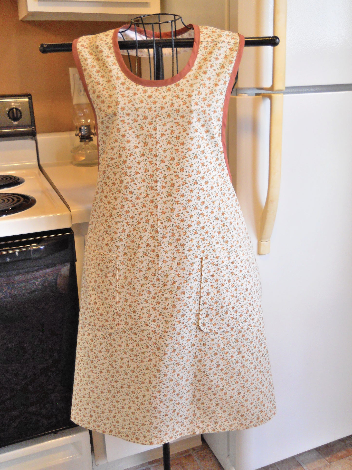 Grandma Style Old Fashioned Full Apron in a Warm Brown Floral in XL