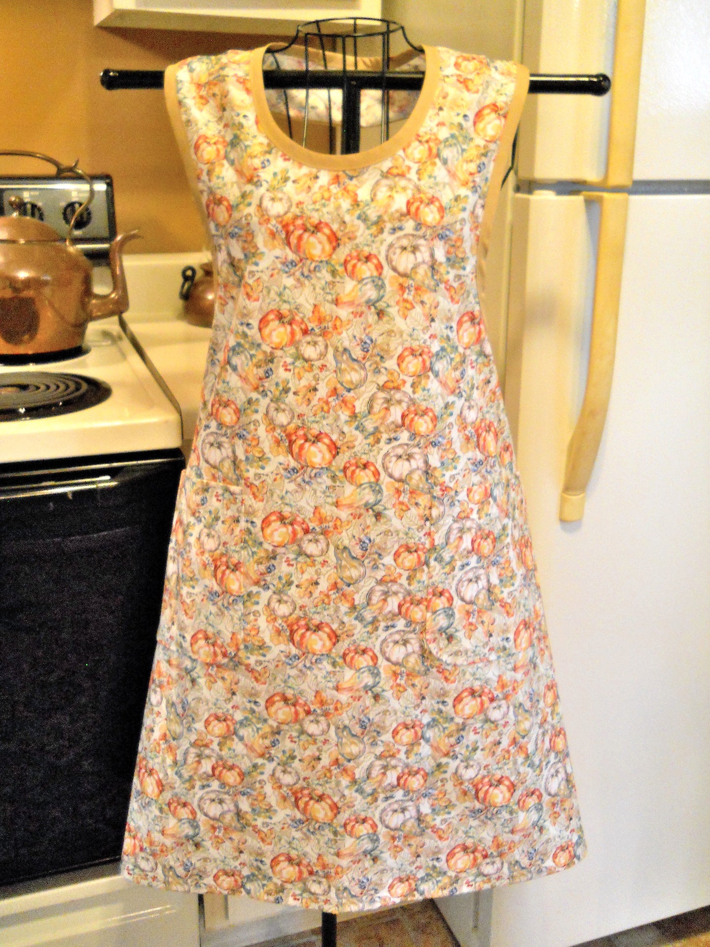 Vintage Style Full Apron with Pumpkins and Gourds size Large