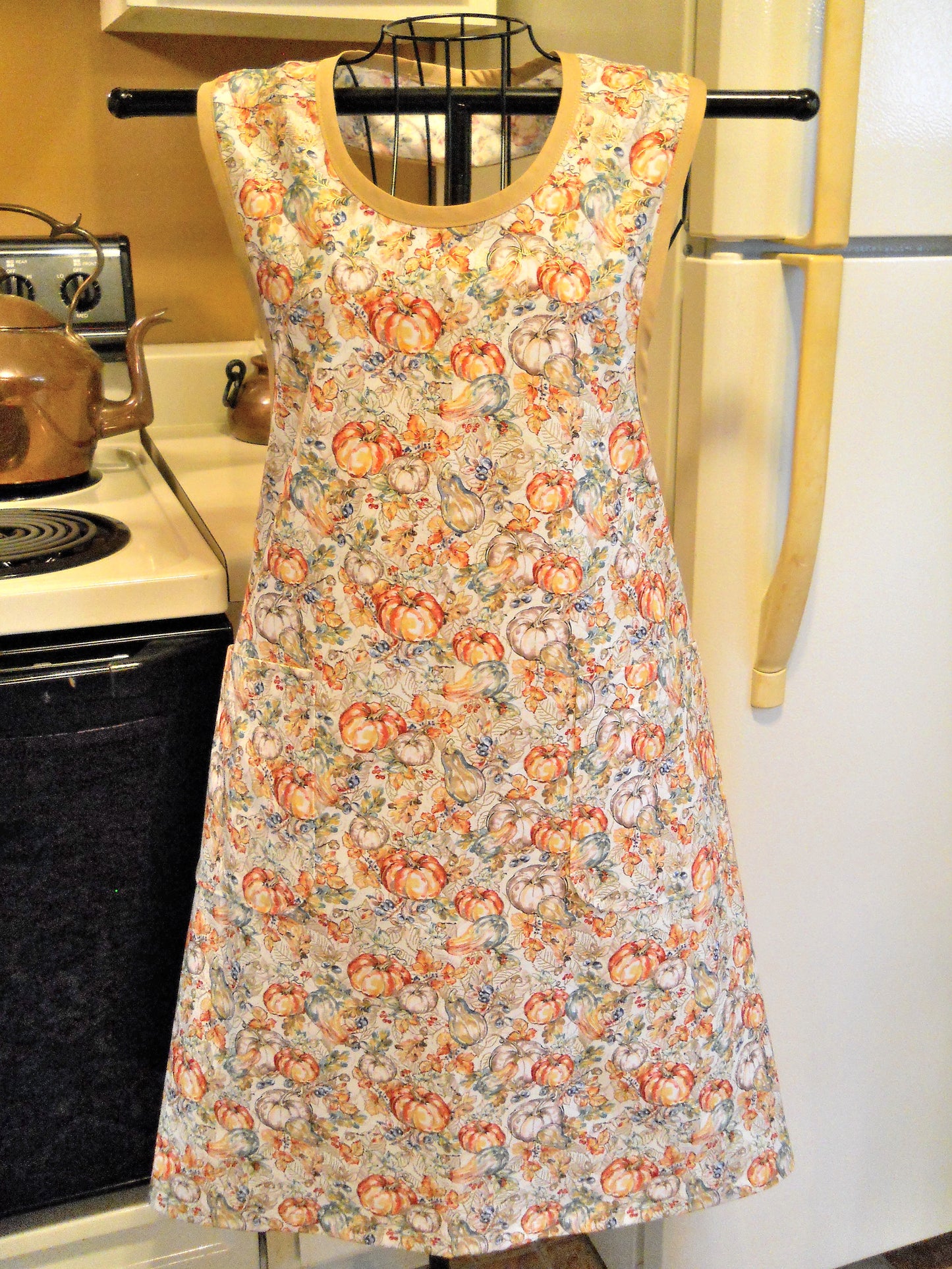 Vintage Style Full Apron with Pumpkins and Gourds size Large