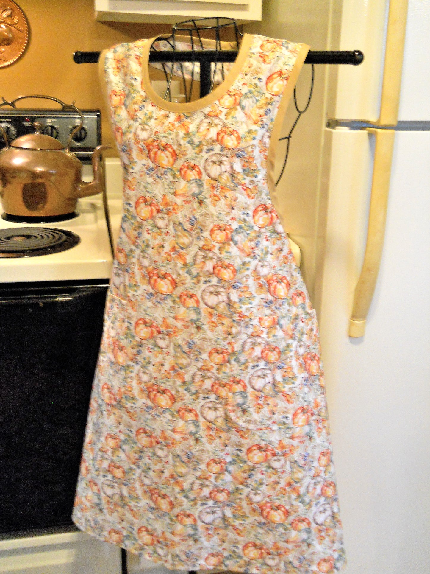 Vintage Style Full Apron with Pumpkins and Gourds size Large