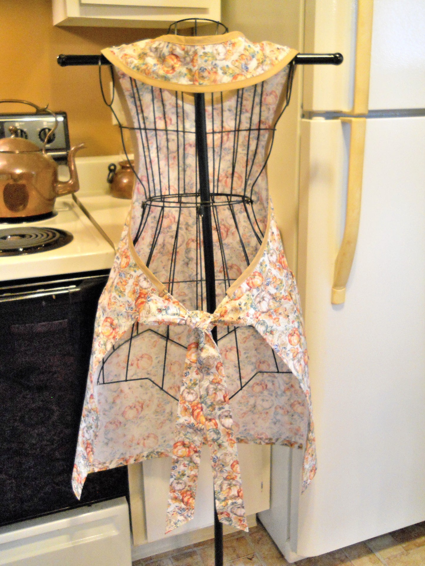 Vintage Style Full Apron with Pumpkins and Gourds size Large