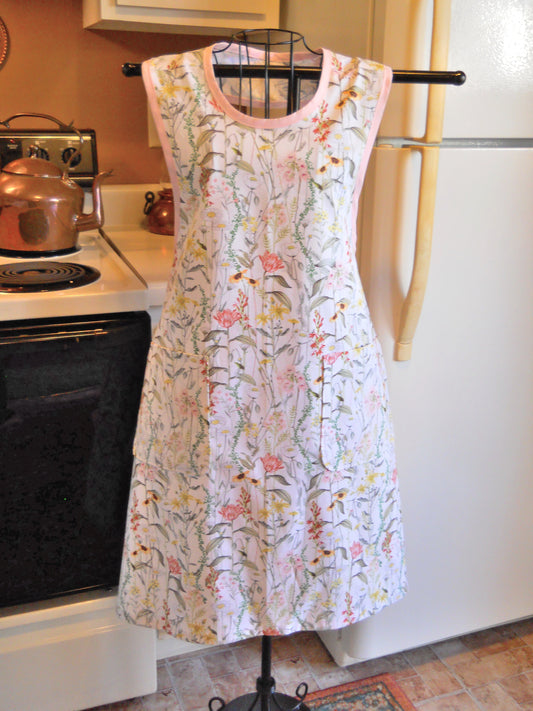 Old Fashioned Grandma Style Full Apron with Vintage Flowers in size XL