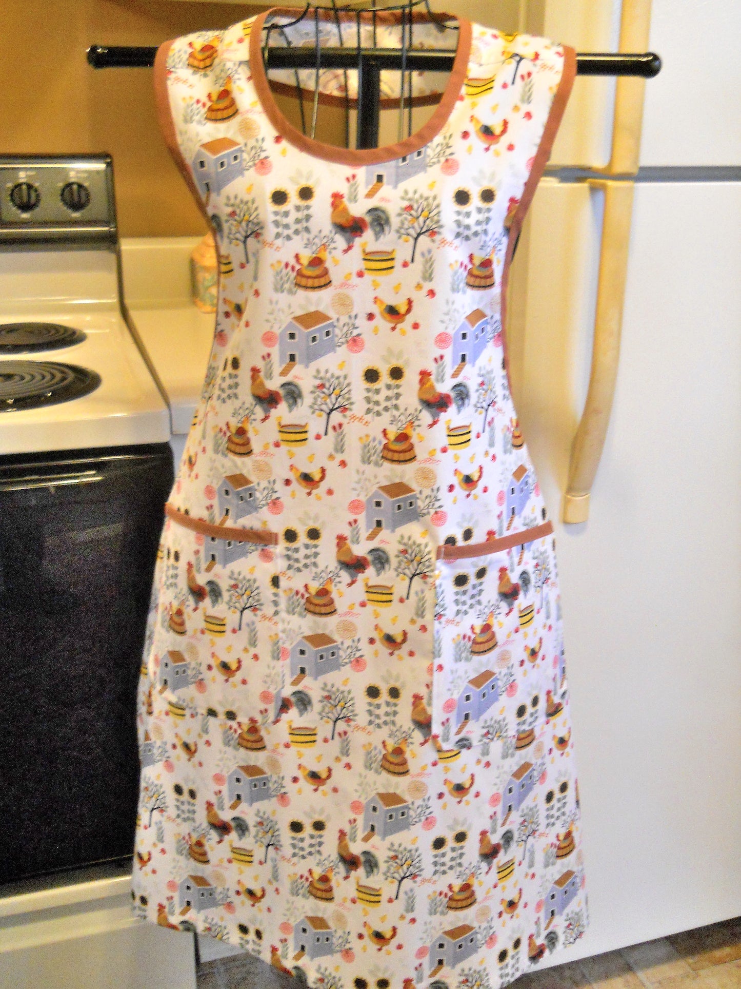 Grandma Old Fashioned Style Apron with Chickens and Roosters size Large