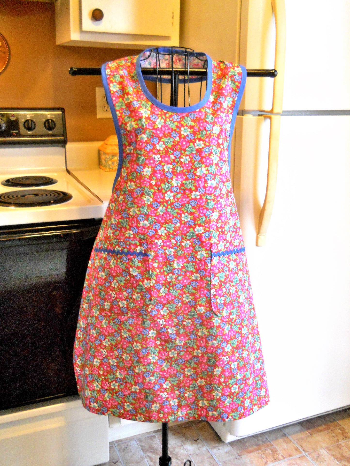 Grandma Old Fashioned Handmade Apron in Red Floral size XL
