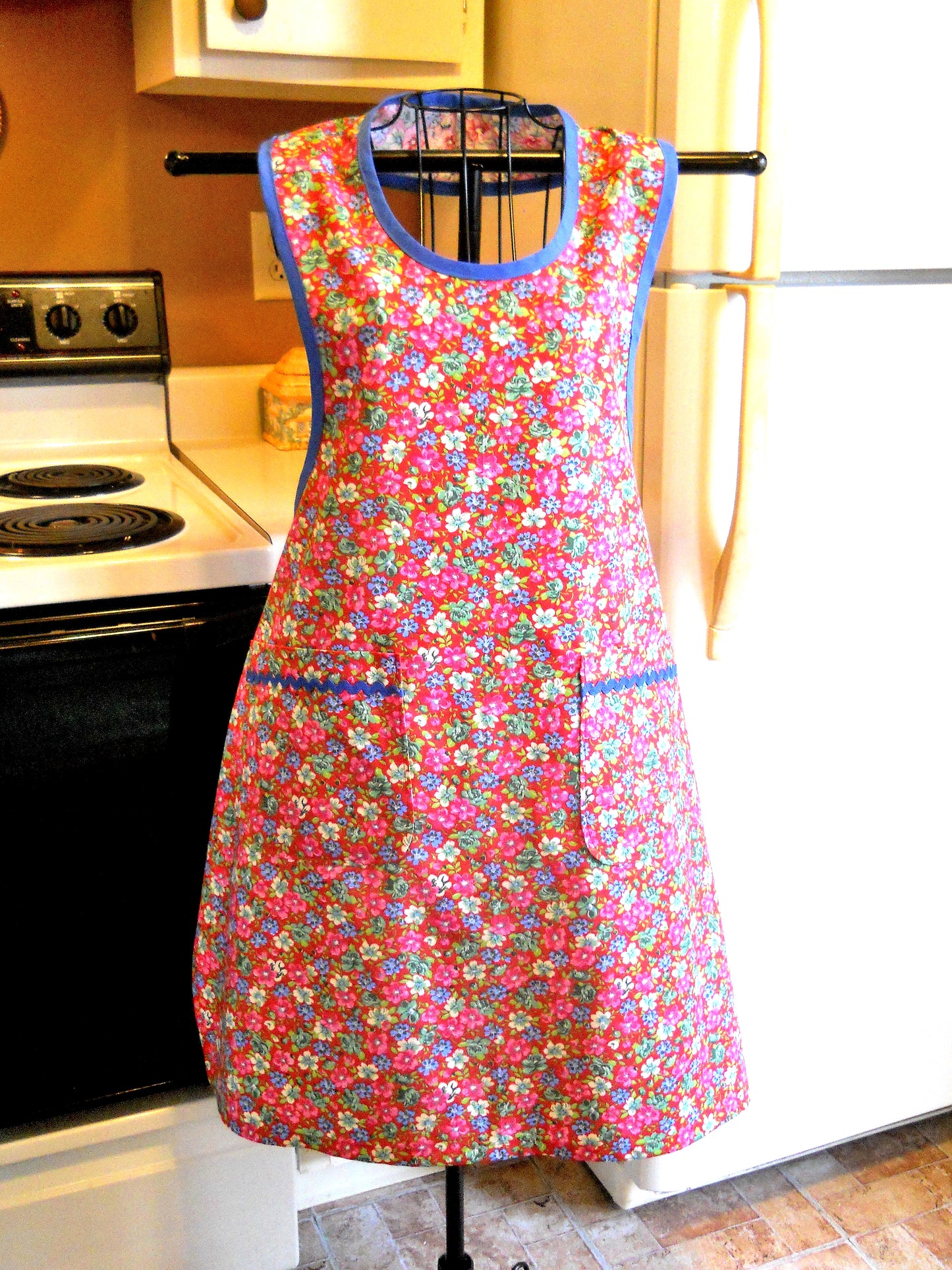 Grandma Old Fashioned Handmade Apron in Red Floral size XL