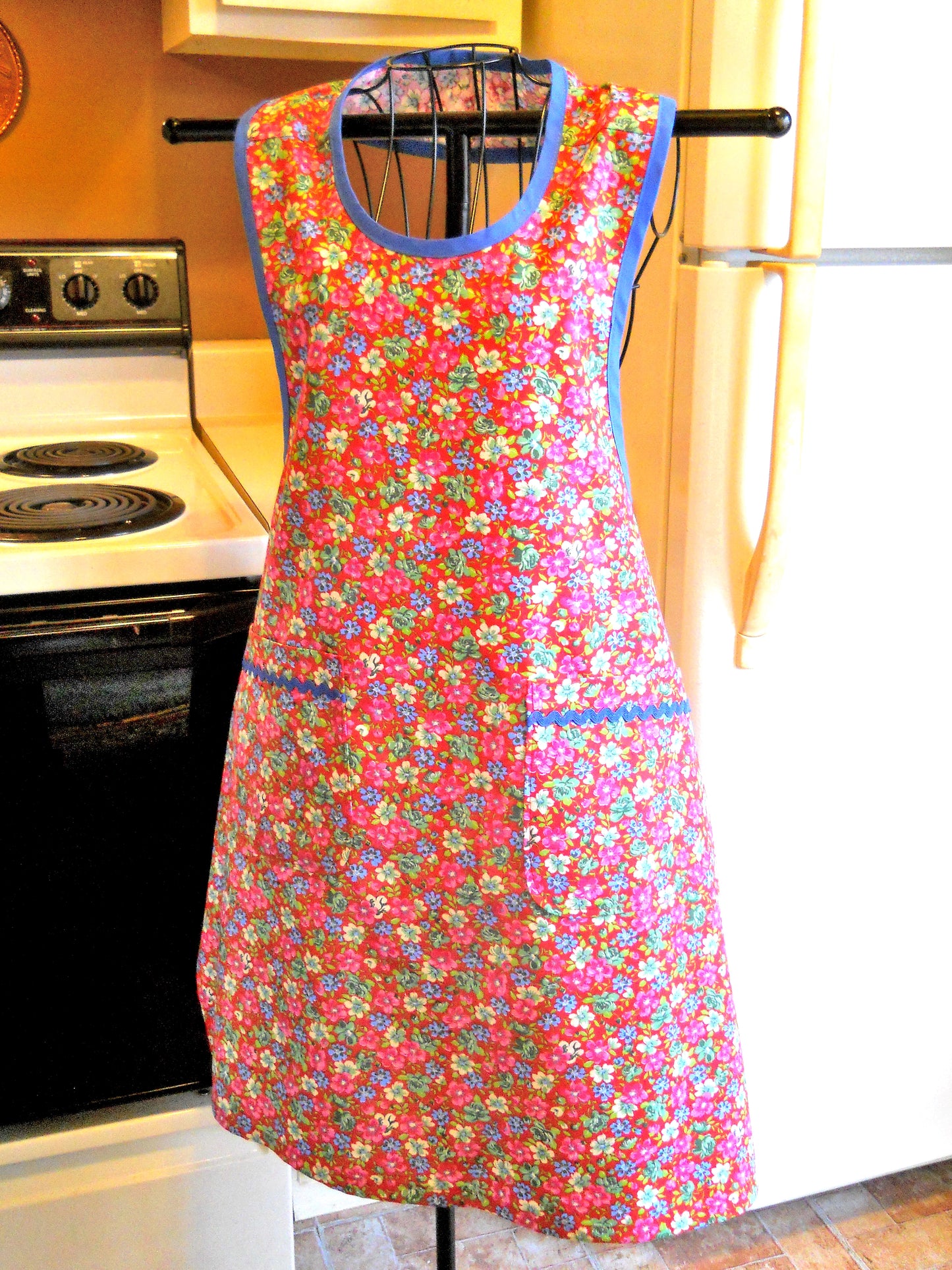 Grandma Old Fashioned Handmade Apron in Red Floral size XL