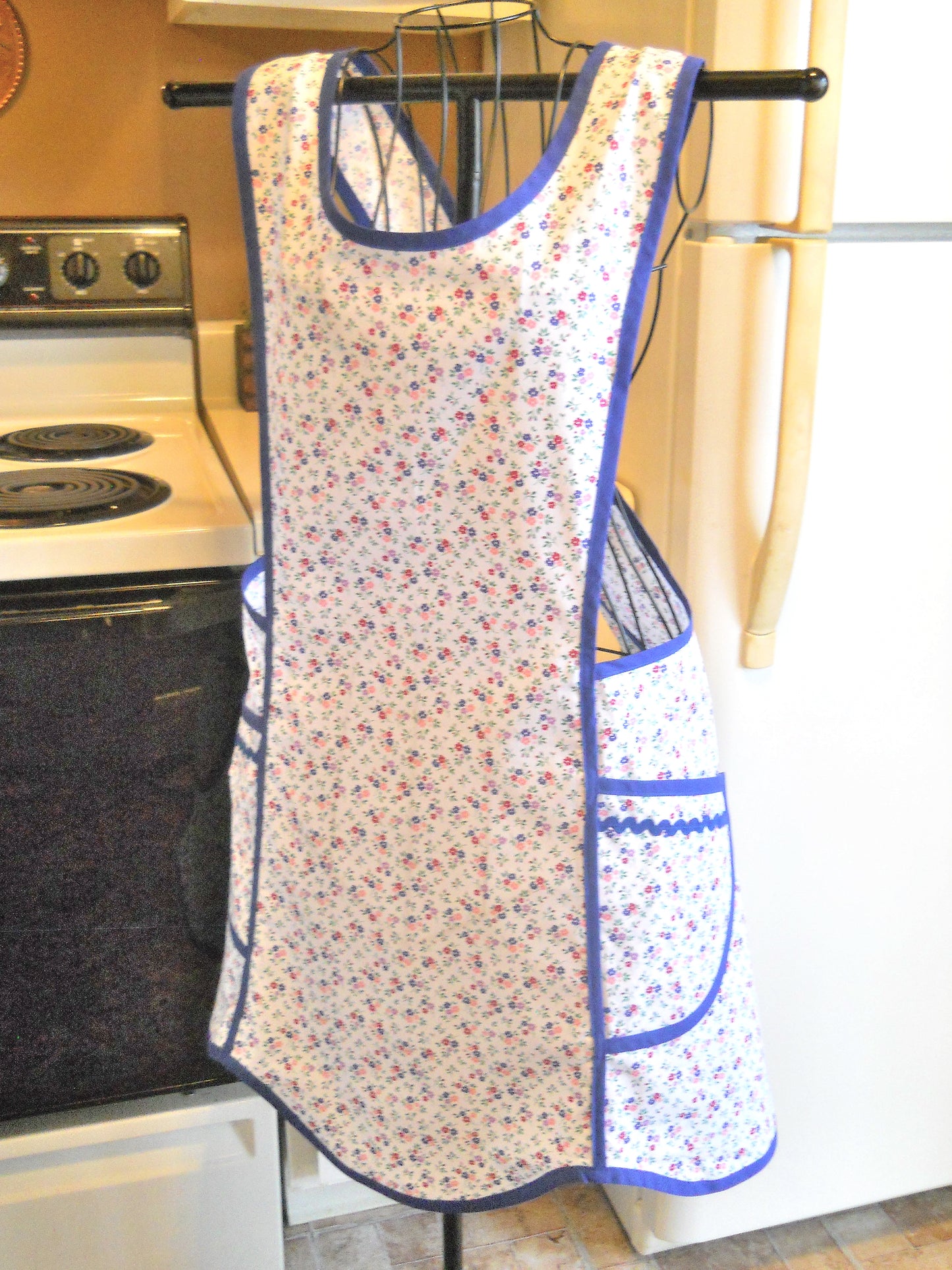 Vintage Style Crossover No Tie Apron in Blue size Medium