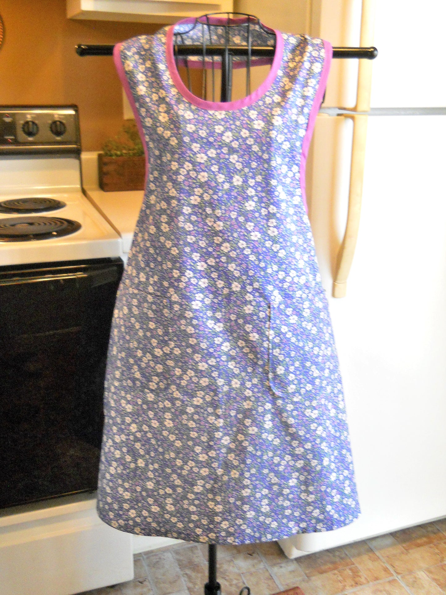 Grandma Style Old Fashioned Full Apron in Blue Floral size Medium