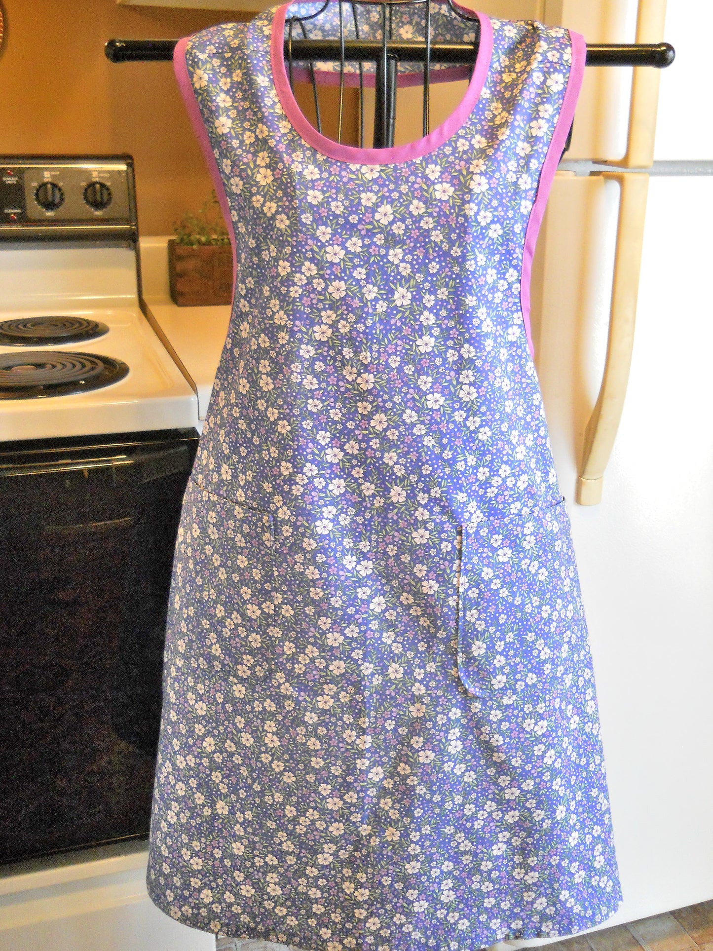 Grandma Style Old Fashioned Full Apron in Blue Floral size Medium
