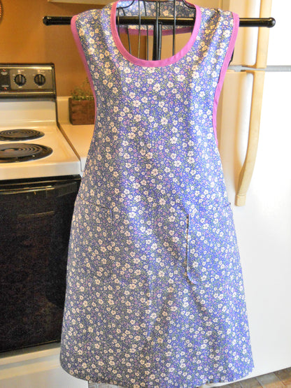 Grandma Style Old Fashioned Full Apron in Blue Floral size Medium