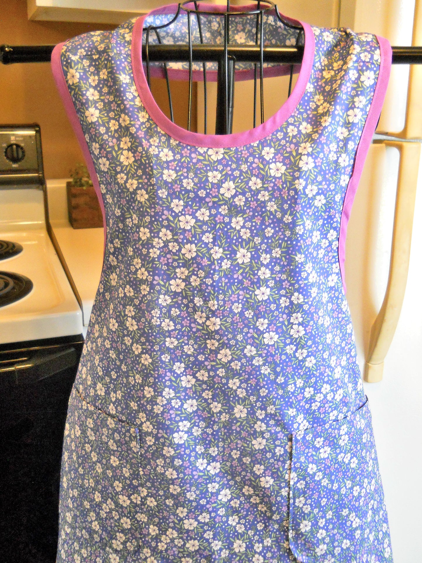 Grandma Style Old Fashioned Full Apron in Blue Floral size Medium