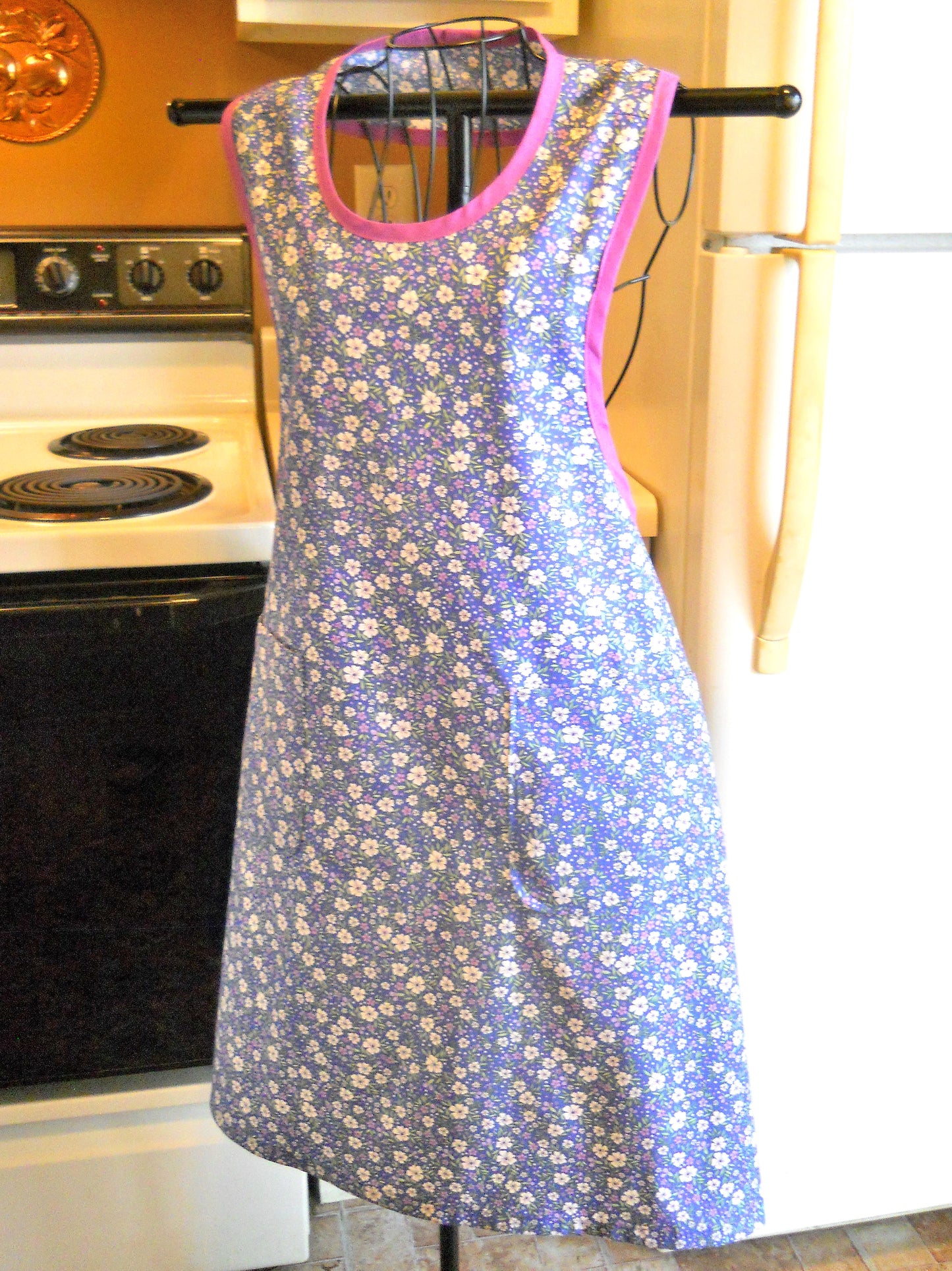 Grandma Style Old Fashioned Full Apron in Blue Floral size Medium