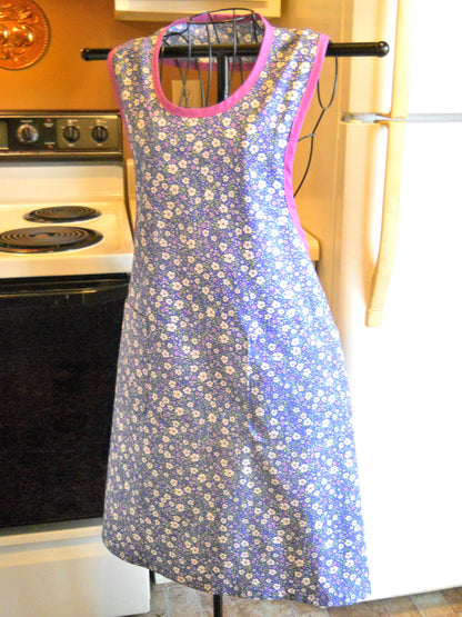 Grandma Style Old Fashioned Full Apron in Blue Floral size Medium