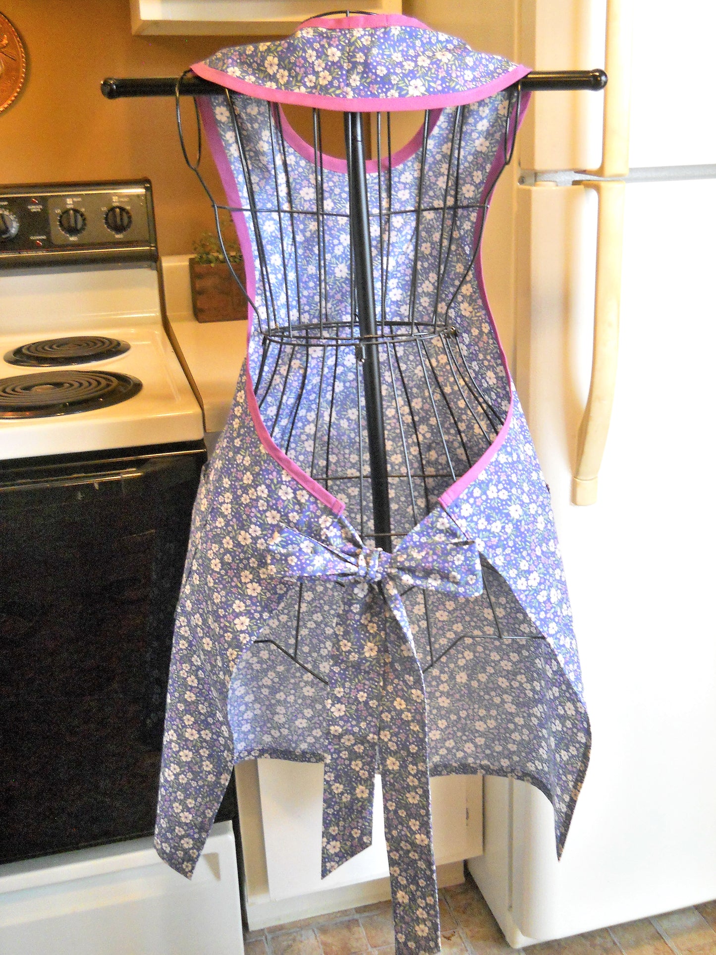 Grandma Style Old Fashioned Full Apron in Blue Floral size Medium