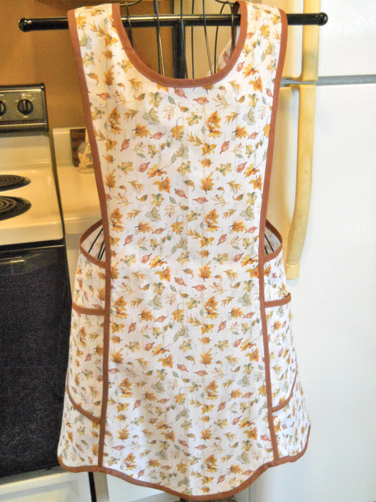Old Fashioned Crossover No Tie Apron with Leaves in Medium