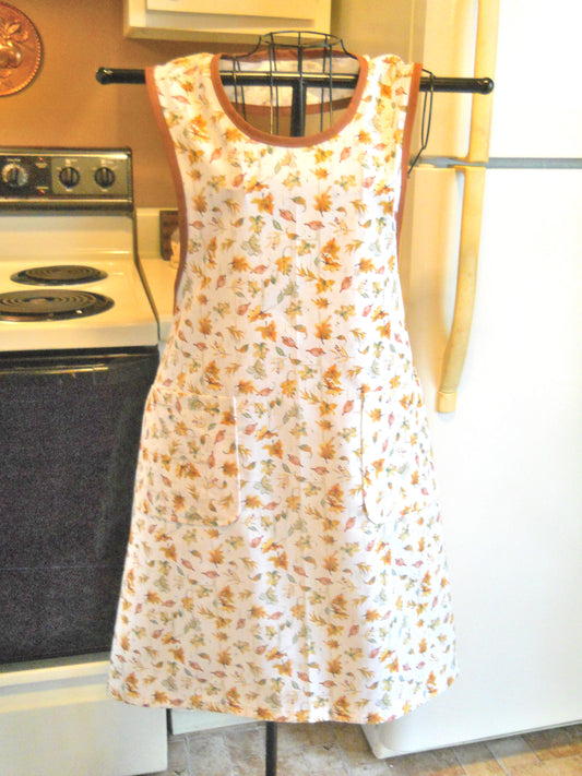 Women's Old Fashioned Leaves Full Apron in size Medium