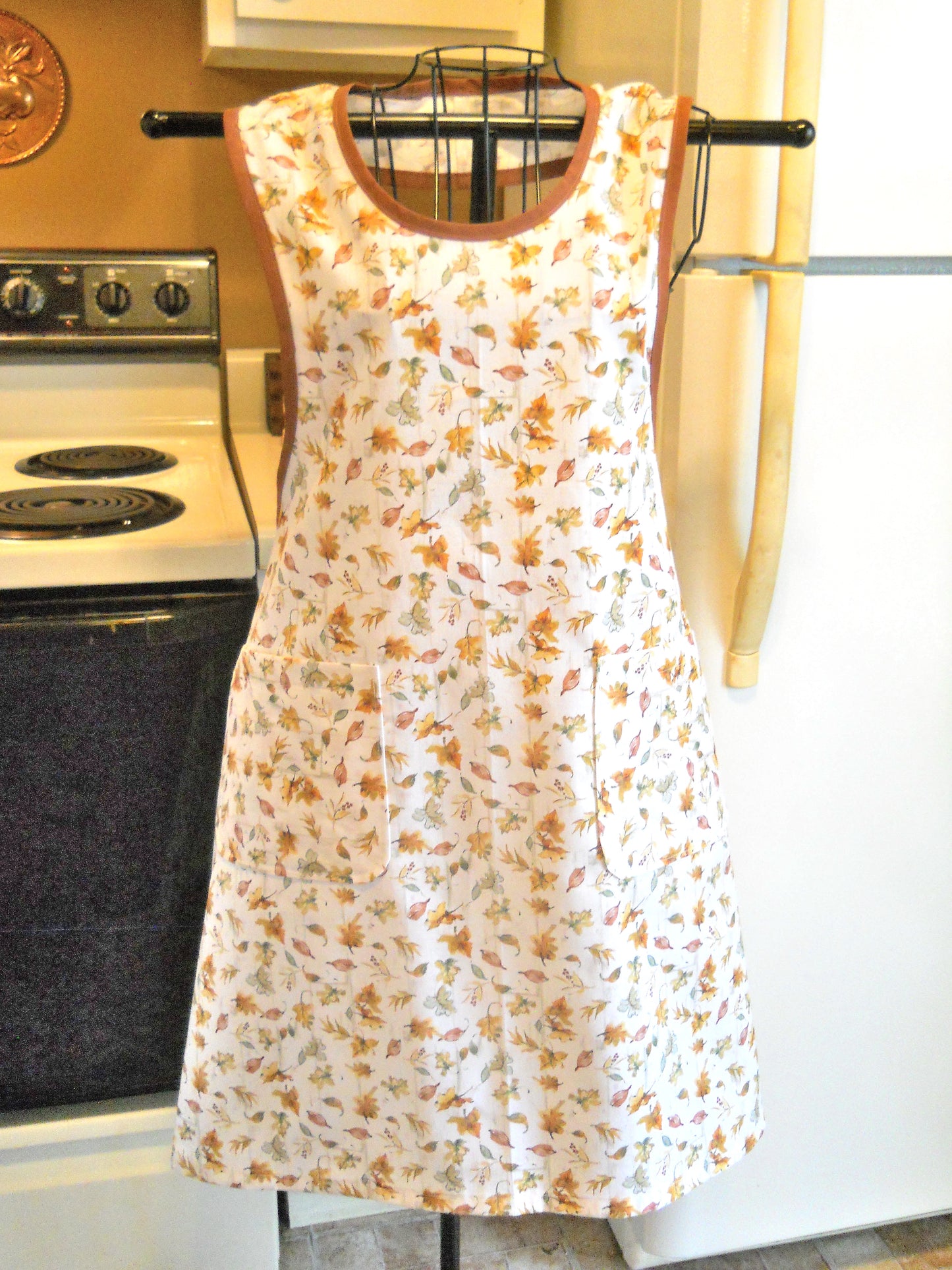 Women's Old Fashioned Leaves Full Apron in size Medium