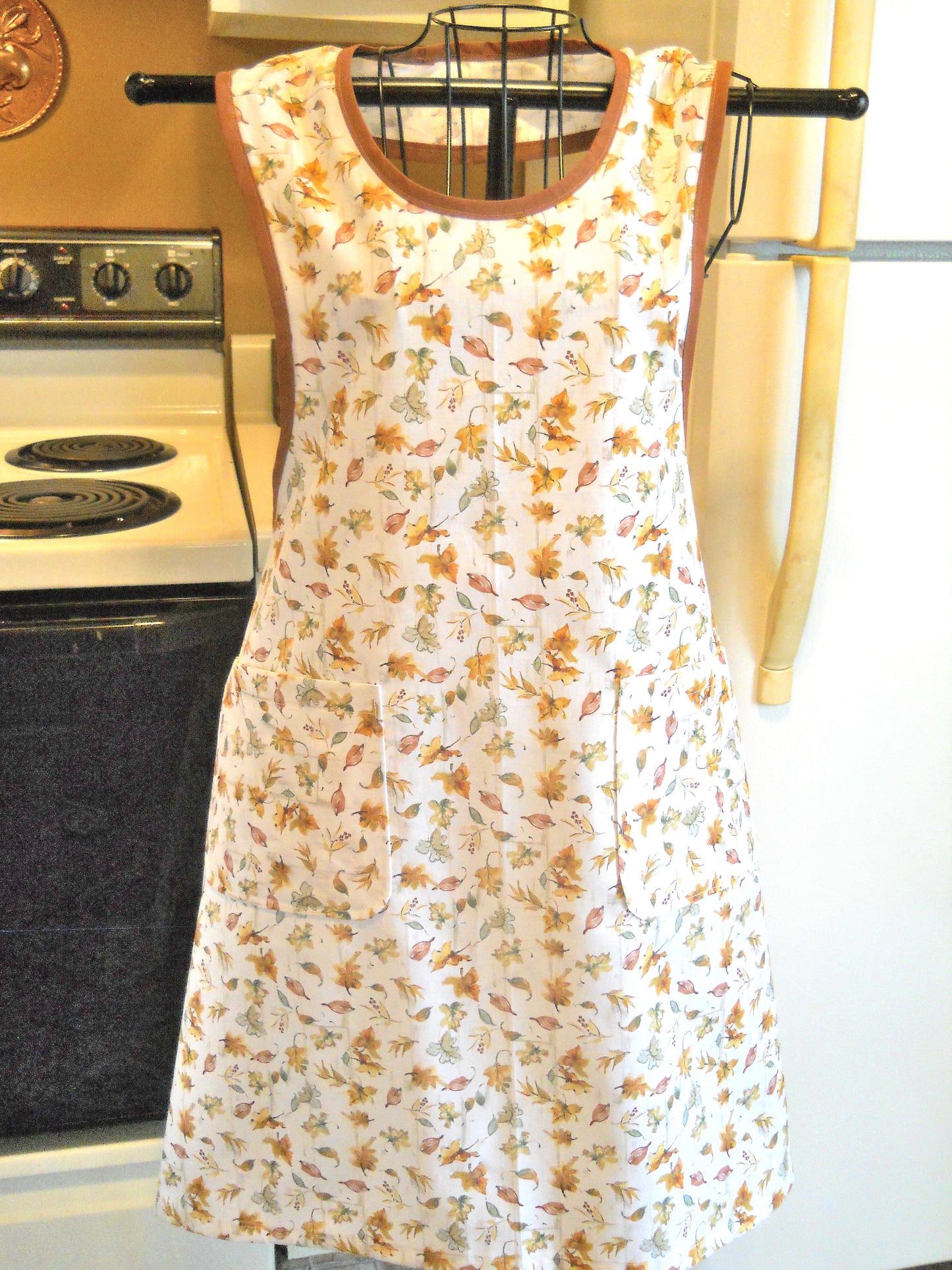 Women's Old Fashioned Leaves Full Apron in size Medium