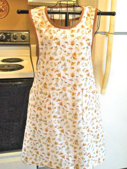 Women's Old Fashioned Leaves Full Apron in size Medium