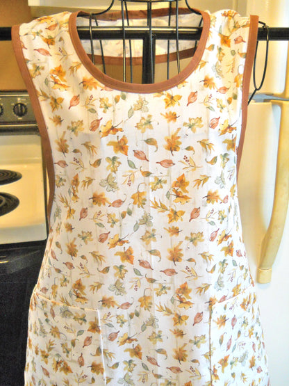 Women's Old Fashioned Leaves Full Apron in size Medium