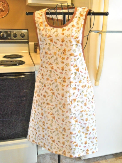 Women's Old Fashioned Leaves Full Apron in size Medium