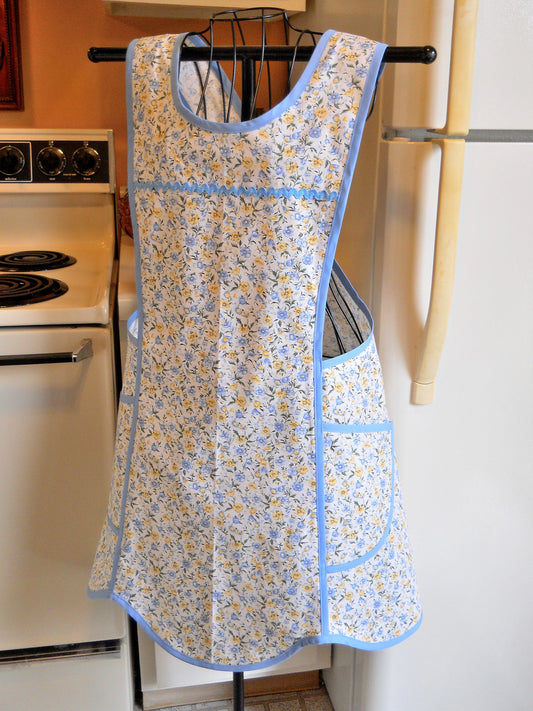 Old Fashioned Vintage Style Crossover No Tie Apron in Blue and Yellow Floral in XL