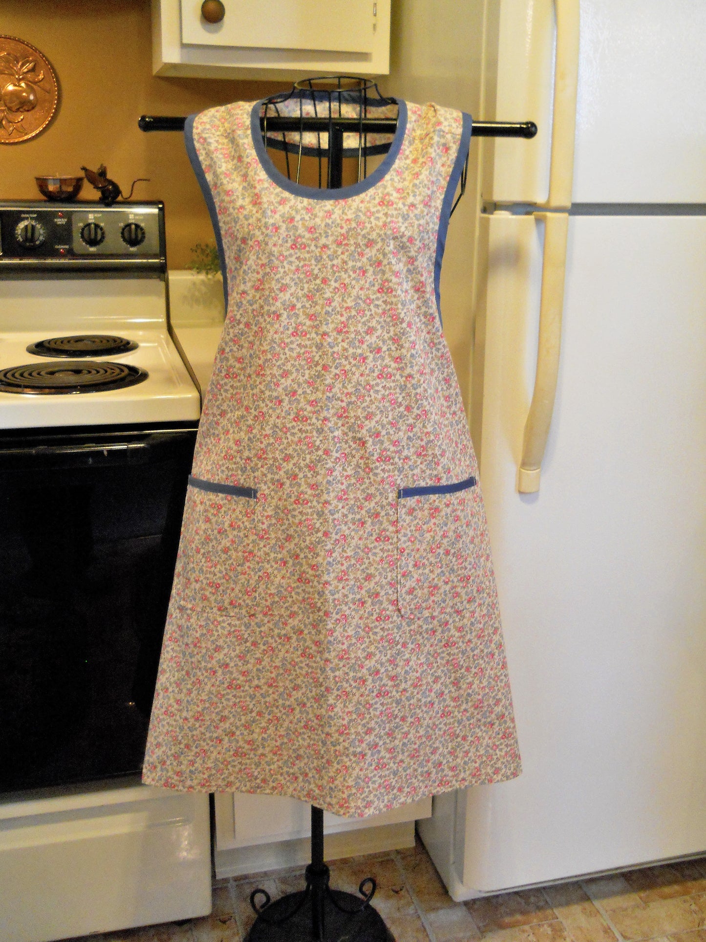 Grandma Old Fashioned Full Apron in Warm Tan Floral size XL