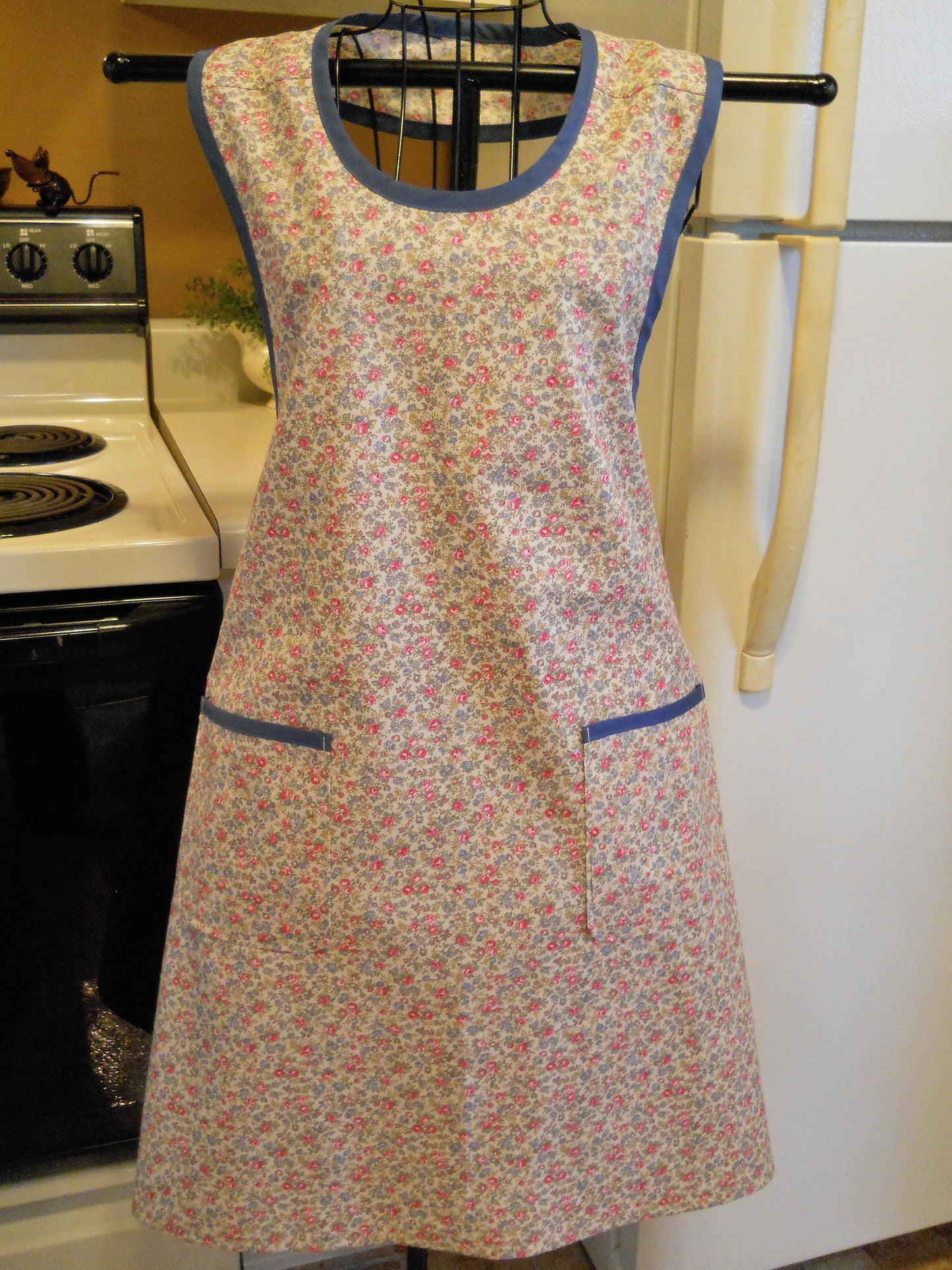 Grandma Old Fashioned Full Apron in Warm Tan Floral size XL