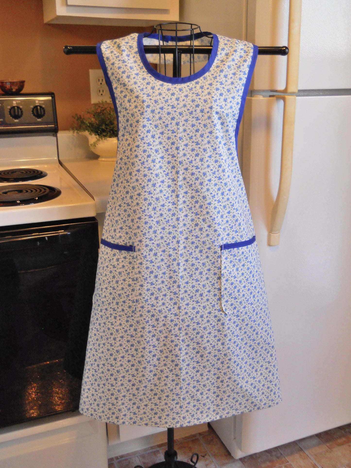 Old Fashioned Grandma Style Full Apron in Blue Floral in Size XL