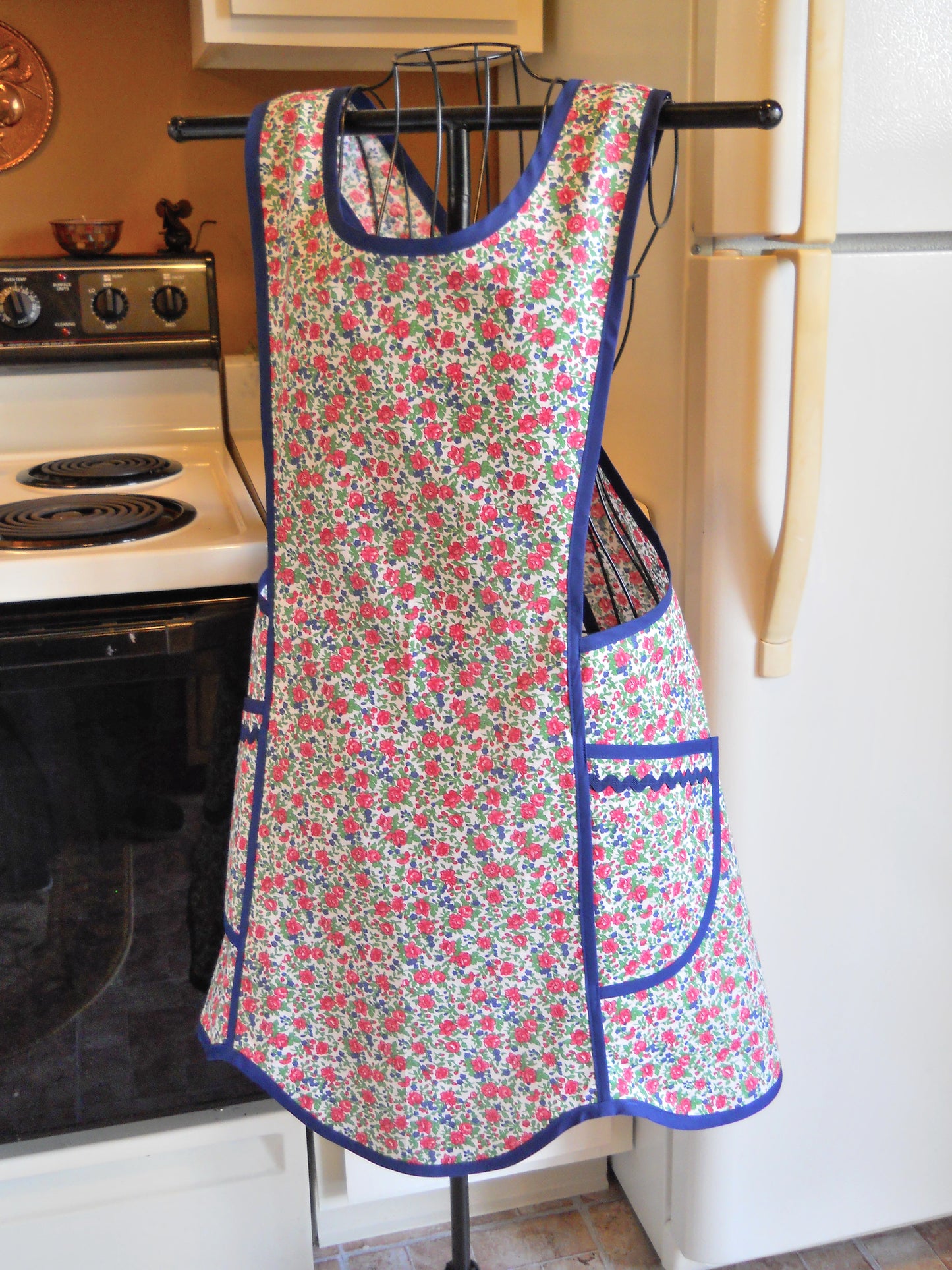 Old Fashioned Grandma Style Crossover No Tie Apron in Navy and Pink Floral Size Medium