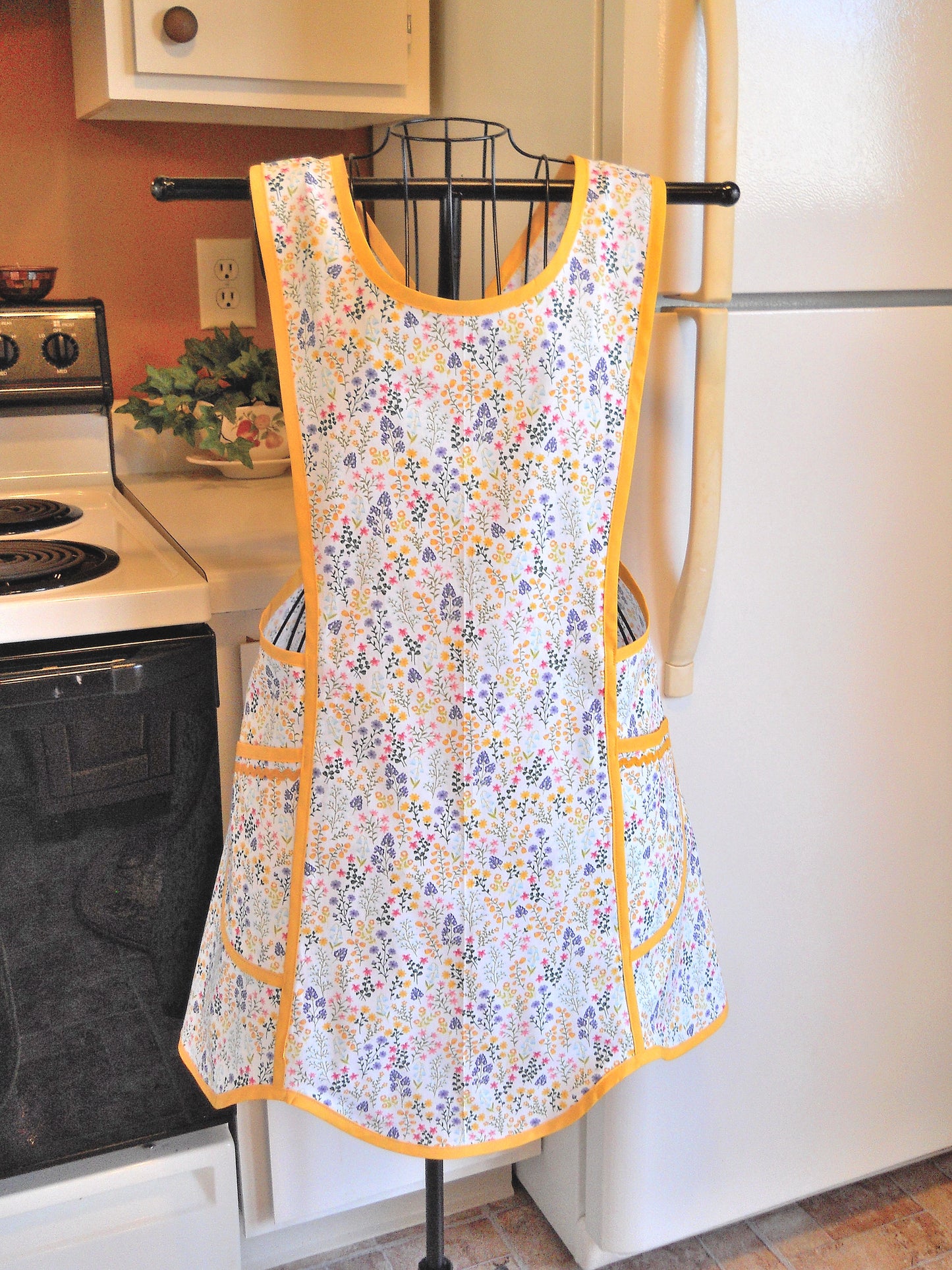 Grandma Style Old Fashioned Crossover No Tie Apron with Wildflowers in Medium