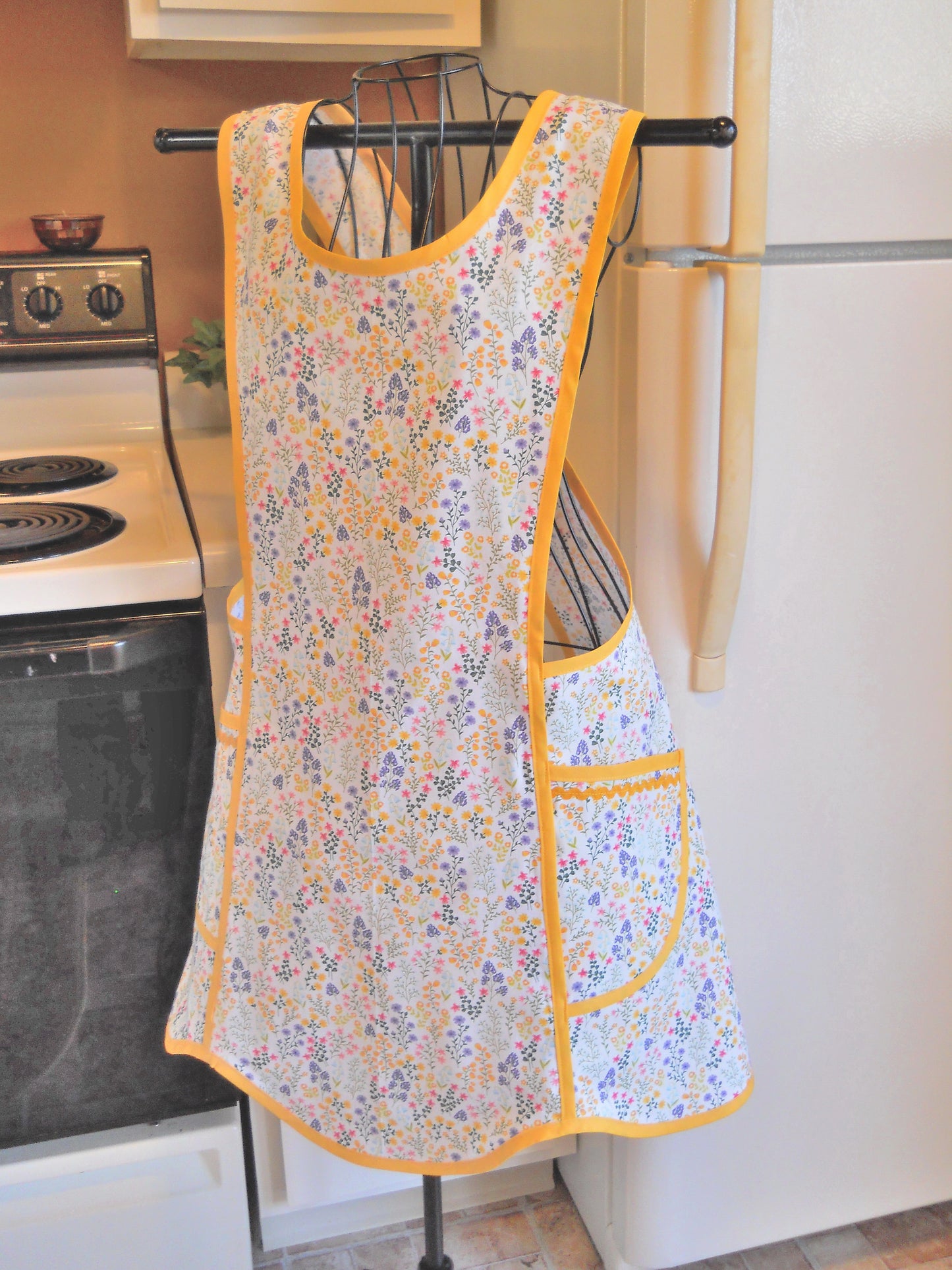 Grandma Style Old Fashioned Crossover No Tie Apron with Wildflowers in Medium