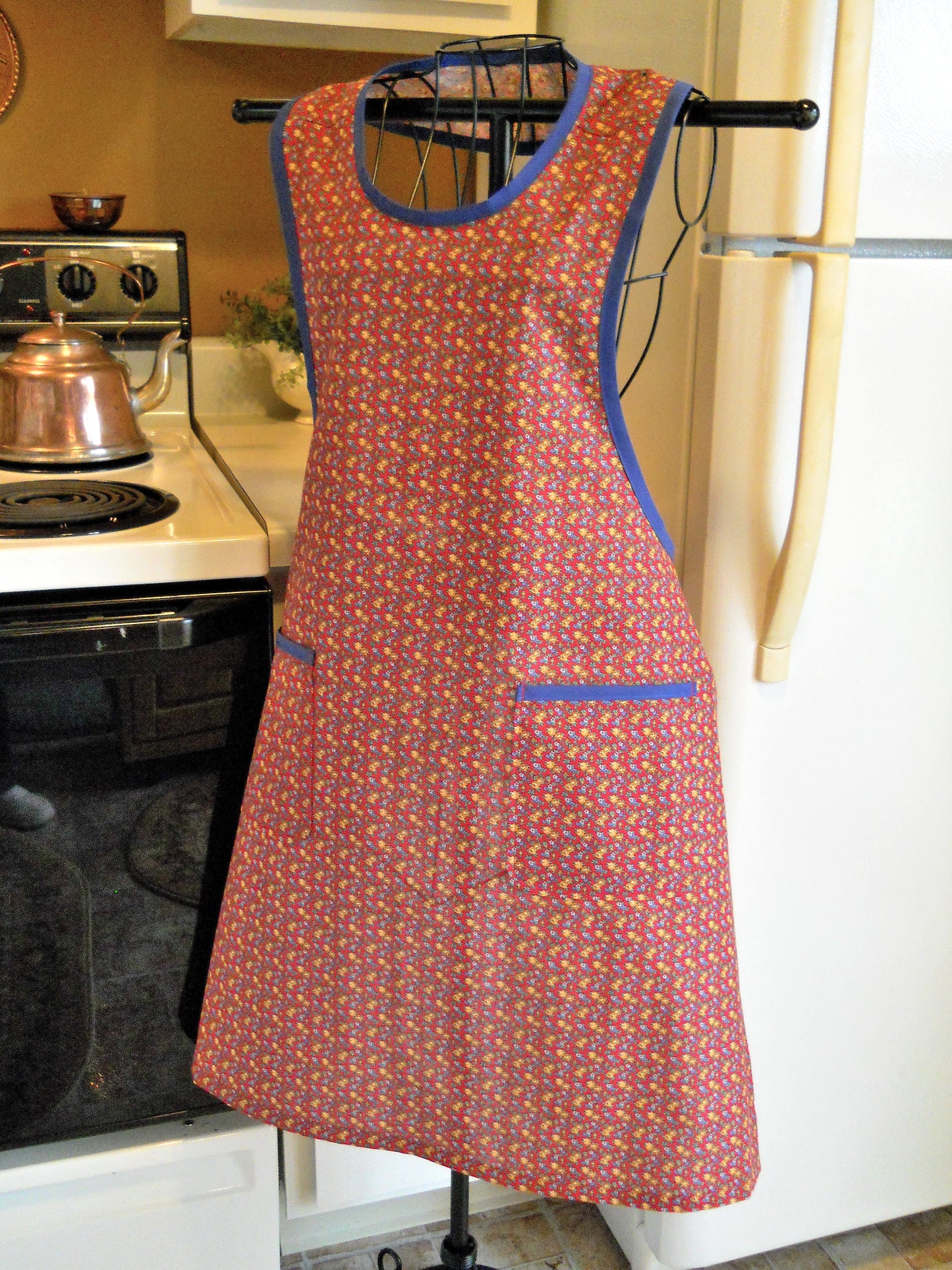 Grandma Style Old Fashioned Full Apron in Dark Red Floral in Large